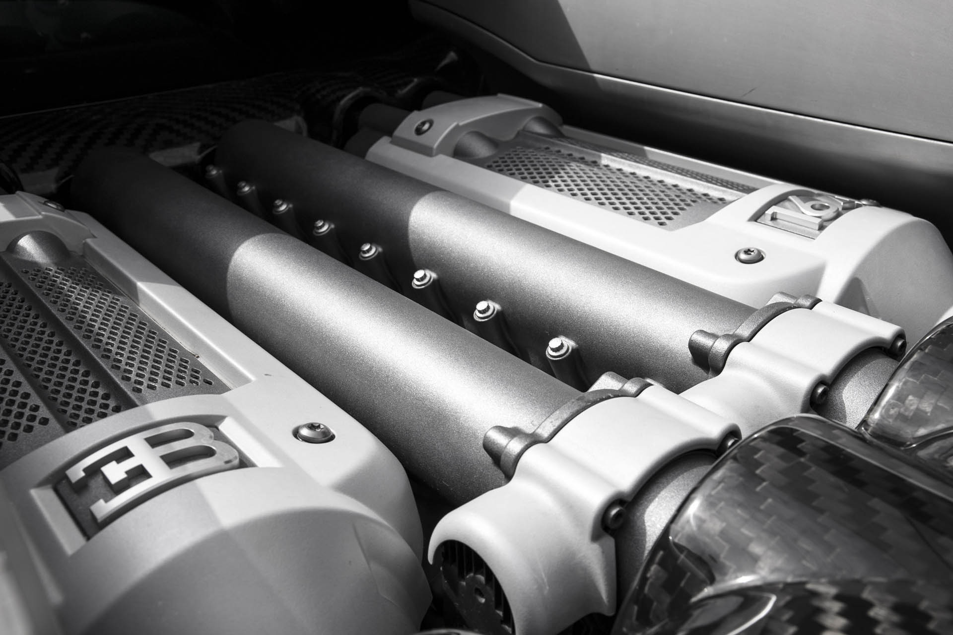 chrome-carbon-2008-bugatti-veyron-08 Chrome And Carbon Bugatti Veyron Would Sure Look Sweet In Your Driveway