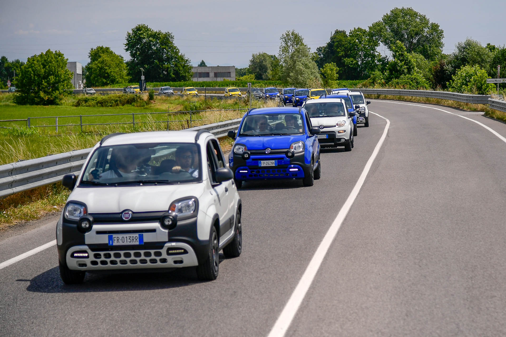 Nuova “Panda Waze” protagonista al raduno annuale di “Pandisti” a “Pandino” Record Gathering Goes To Show Just How Many Pandas Fiat Sells