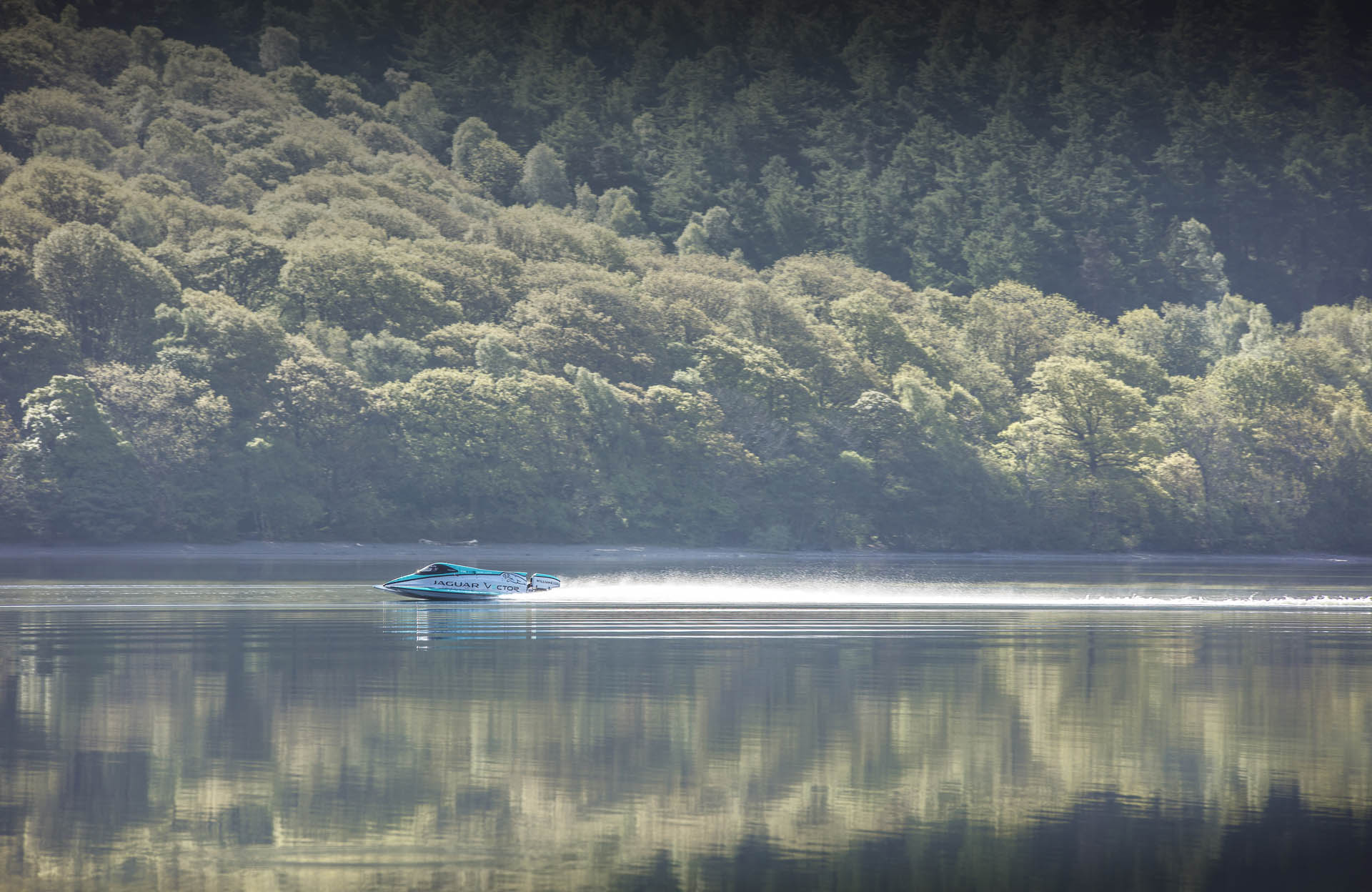 Jaguar Vector Racing 2 copy Jaguar Vector Racing Made The World’s Fastest Electric Motorboat