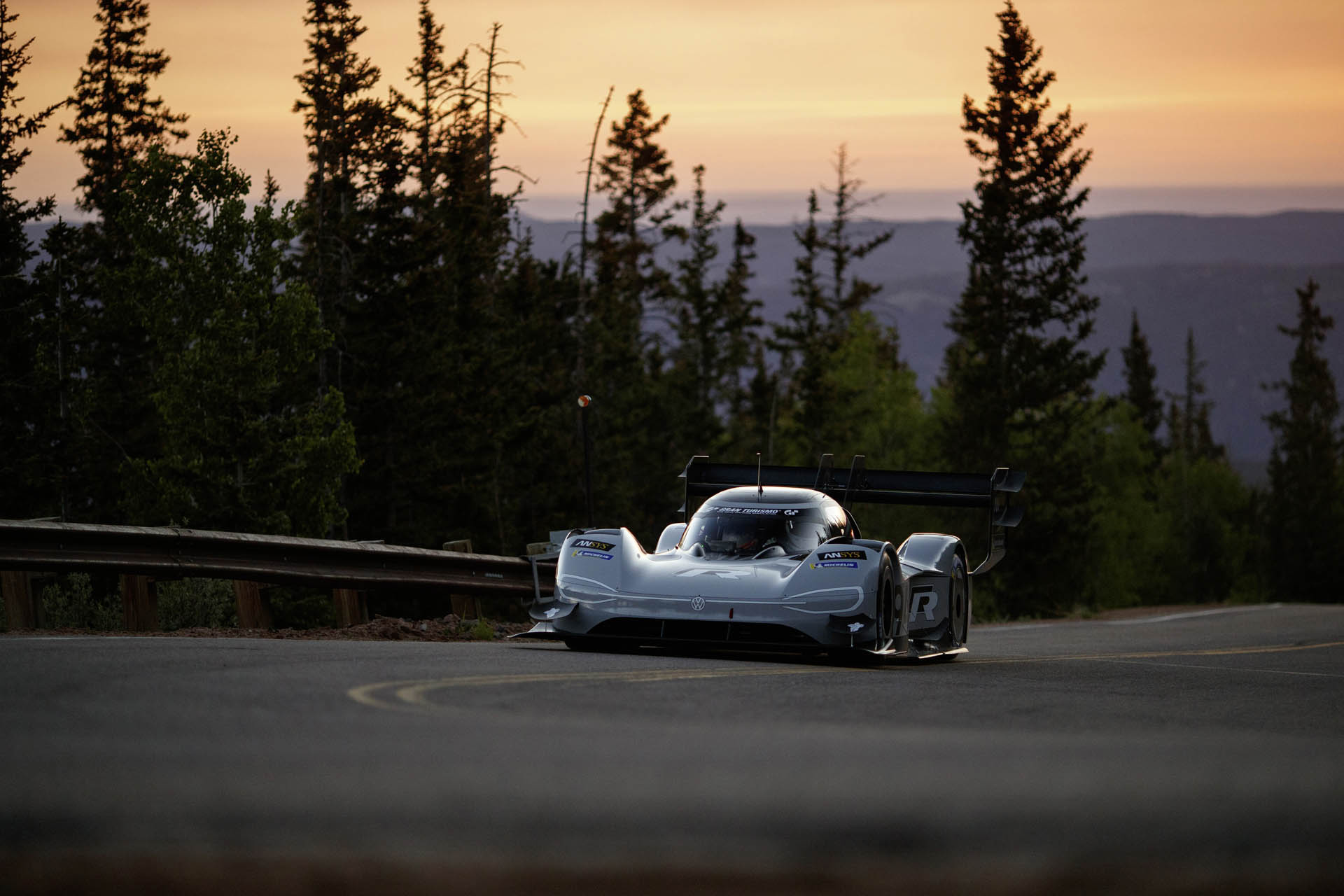 vw-id-r-pikes-peak-record-16 Volkswagen ID R Shatters The Pikes Peak Record At 7:57.148