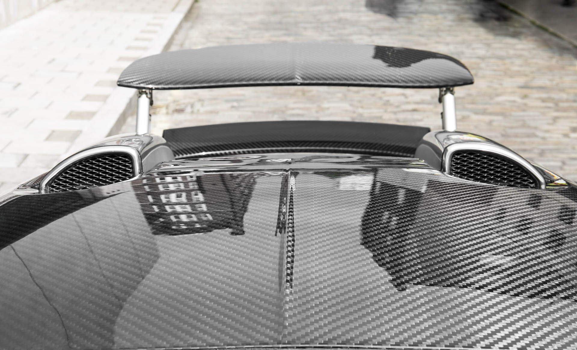 chrome-carbon-2008-bugatti-veyron-10 Chrome And Carbon Bugatti Veyron Would Sure Look Sweet In Your Driveway