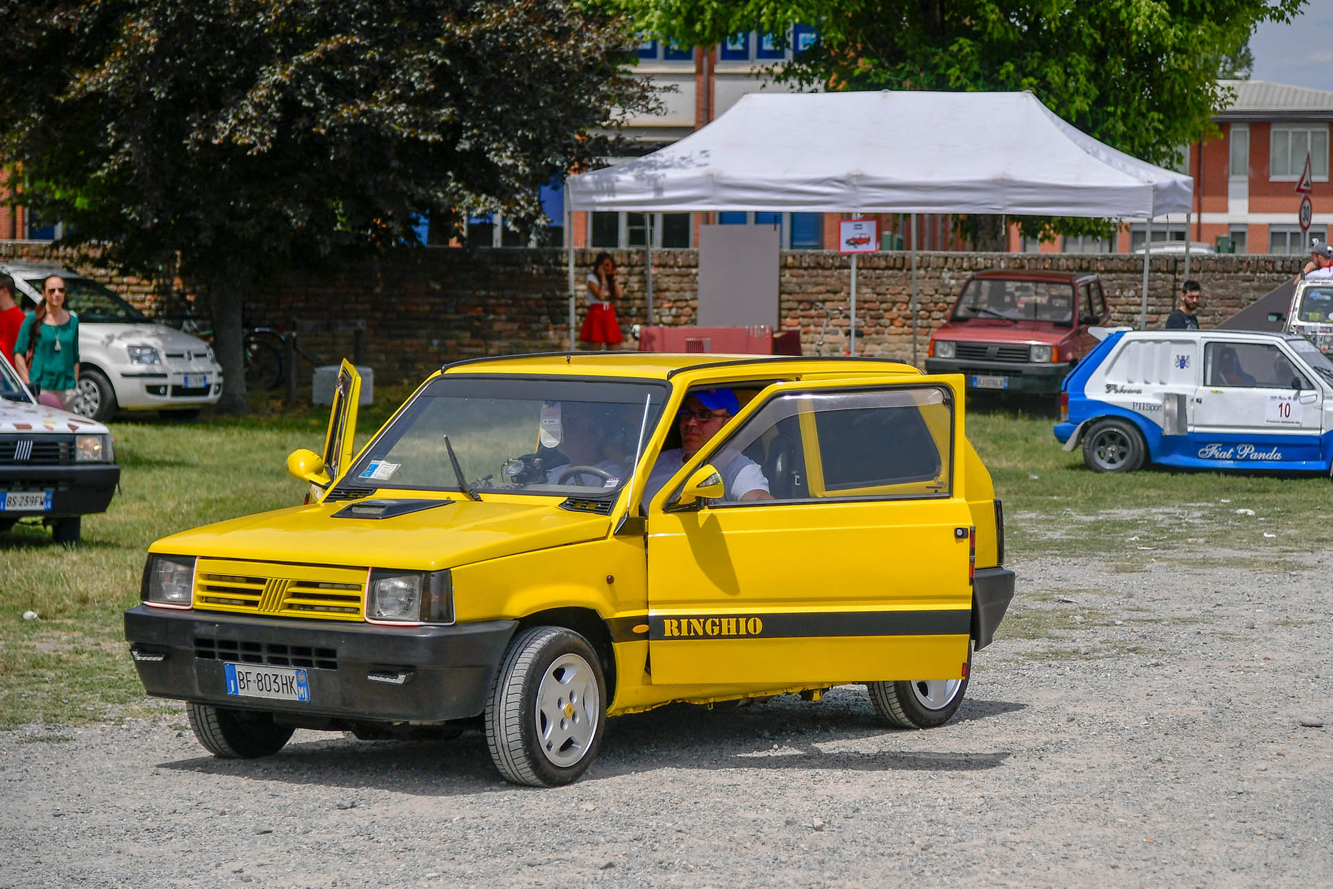 Nuova “Panda Waze” protagonista al raduno annuale di “Pandisti” a “Pandino” Record Gathering Goes To Show Just How Many Pandas Fiat Sells