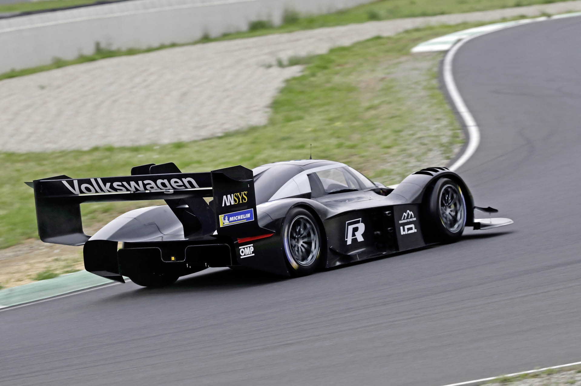 vw-id-r-pikes-peak-04 Volkswagen I.D. R Pikes Peak Revealed In Full Race Trim