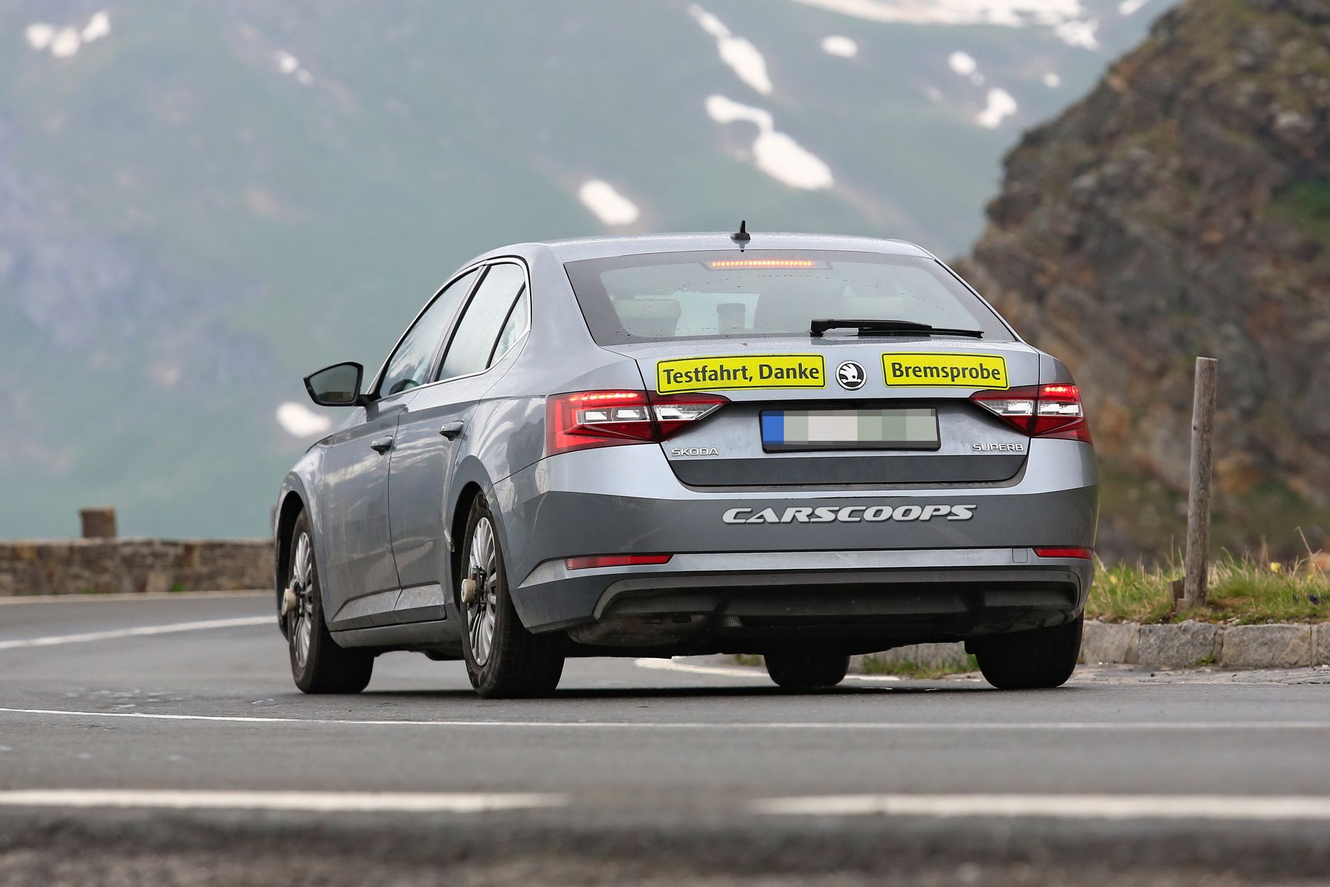 Skoda-Superb-FL-10 Facelifted 2019 Skoda Superb Caught Undisguised, Will Get A Hybrid Powertrain