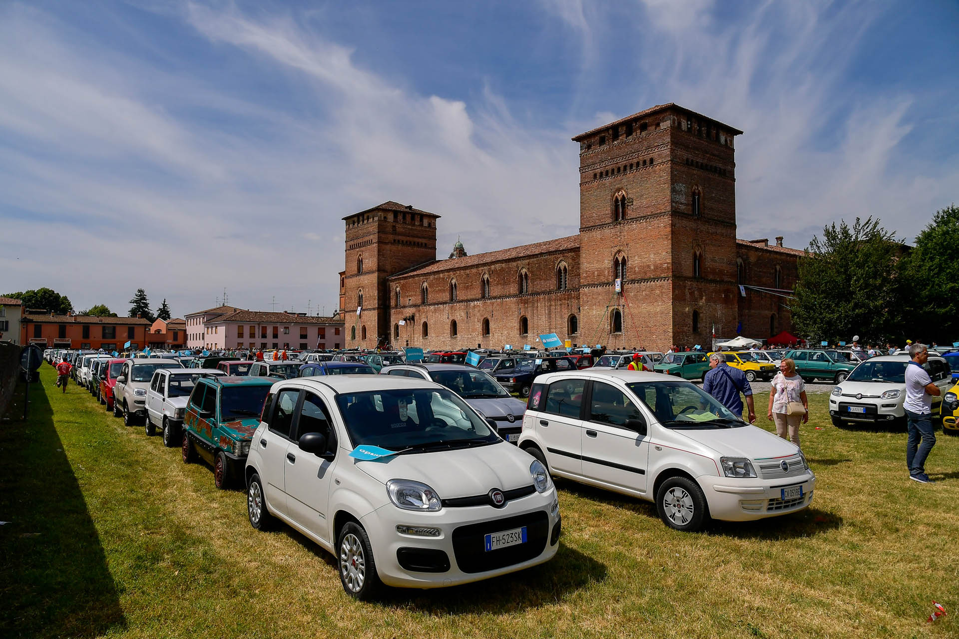 Nuova “Panda Waze” protagonista al raduno annuale di “Pandisti” a “Pandino” Record Gathering Goes To Show Just How Many Pandas Fiat Sells