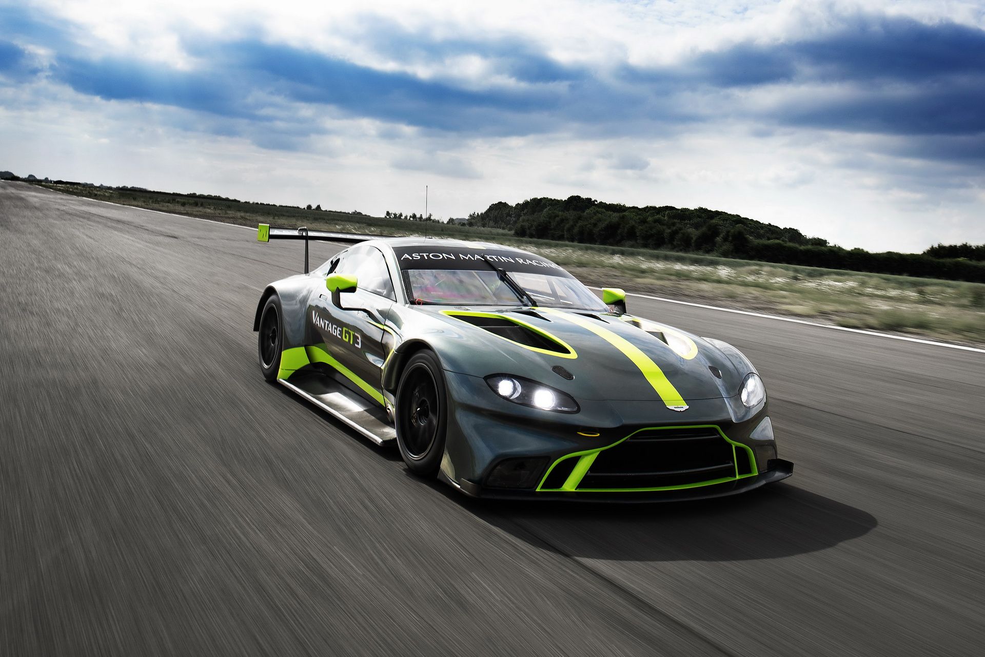 AstonMartin-Vantage-GT3-GT4-01 Aston Martin Debuts Vantage GT3 And GT4 Race Cars At Le Mans