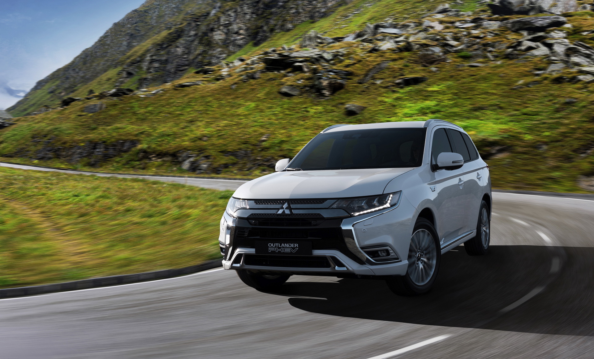 2019-mitsubishi-outlander-phev-1 2019 Mitsubishi Outlander PHEV Has More Power And Range