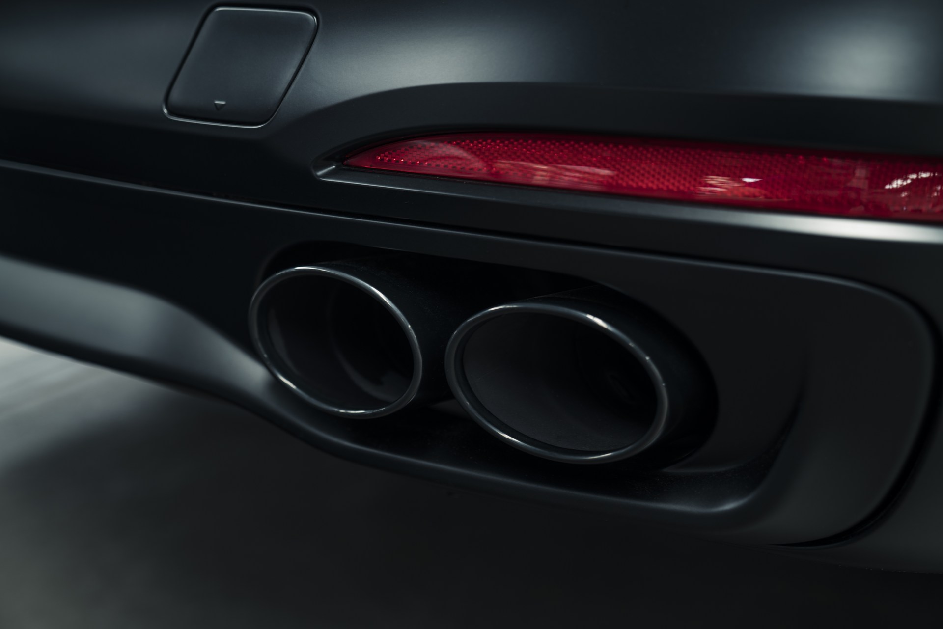 BMW-ALPINA-B7-Exclusive-Edition-6 BMW Gives Canada A Sinister Looking Alpina B7 Exclusive Edition With 600 HP