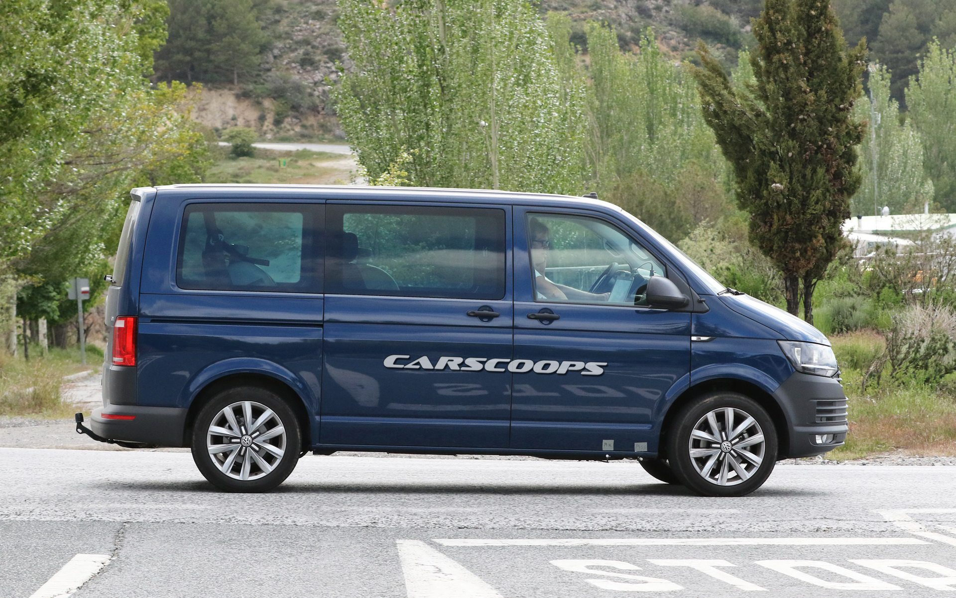 VW-Caravelle-T6-Facelift-7 Is The 2020 VW T7 Caravelle Hiding Under These T6 Test Cars?