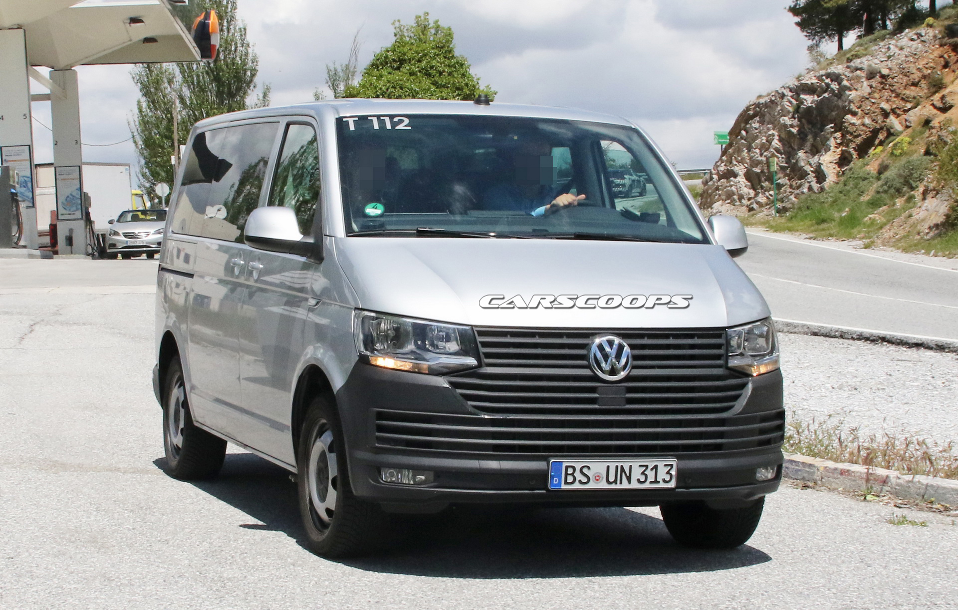 VW-Caravelle-T6-Facelift-12 Is The 2020 VW T7 Caravelle Hiding Under These T6 Test Cars?