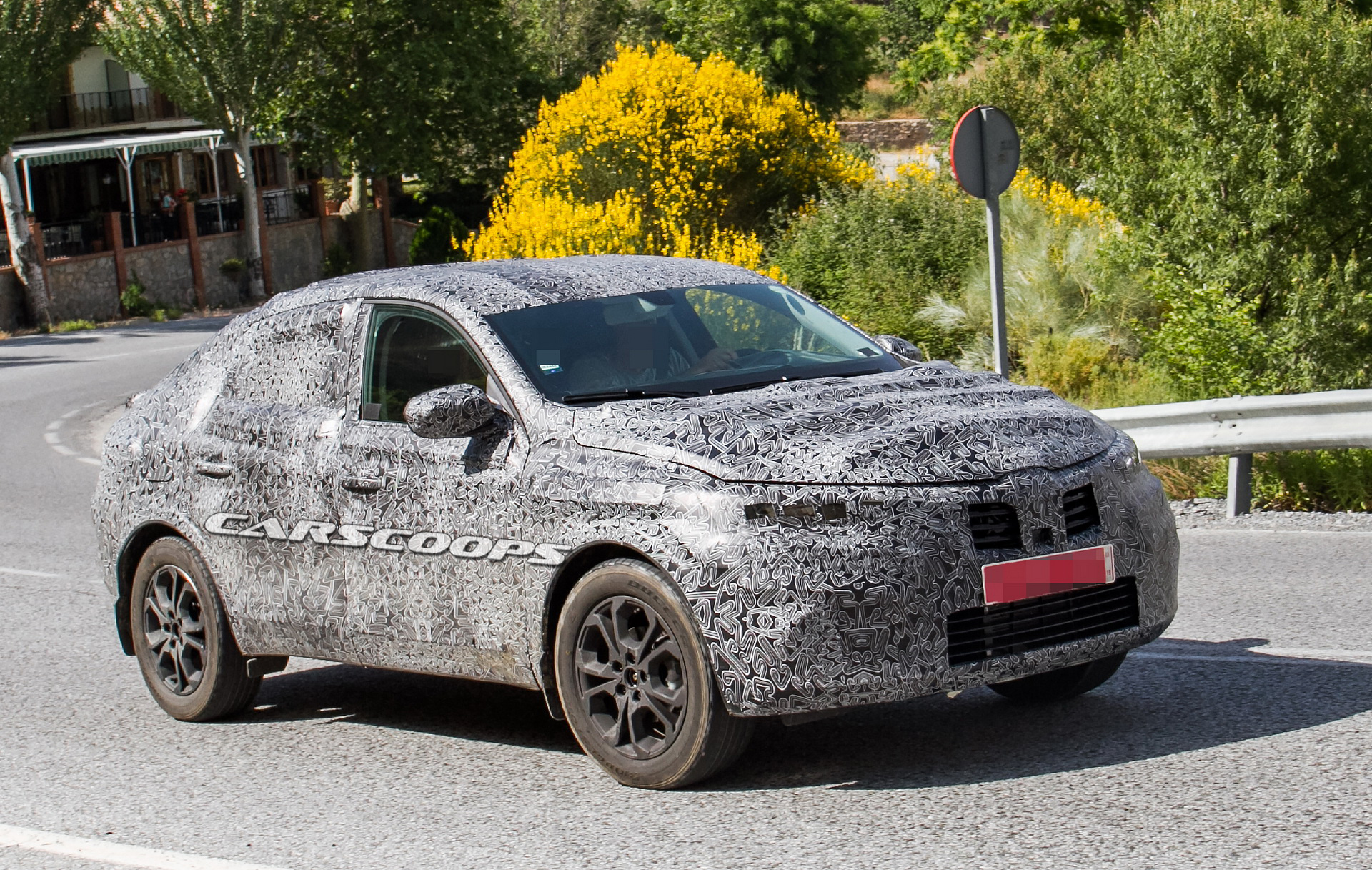Renault-Captur-Coupe-05 Renault Captur Coupe Spied: Your Budget BMW X6 For The Masses Is On The Way
