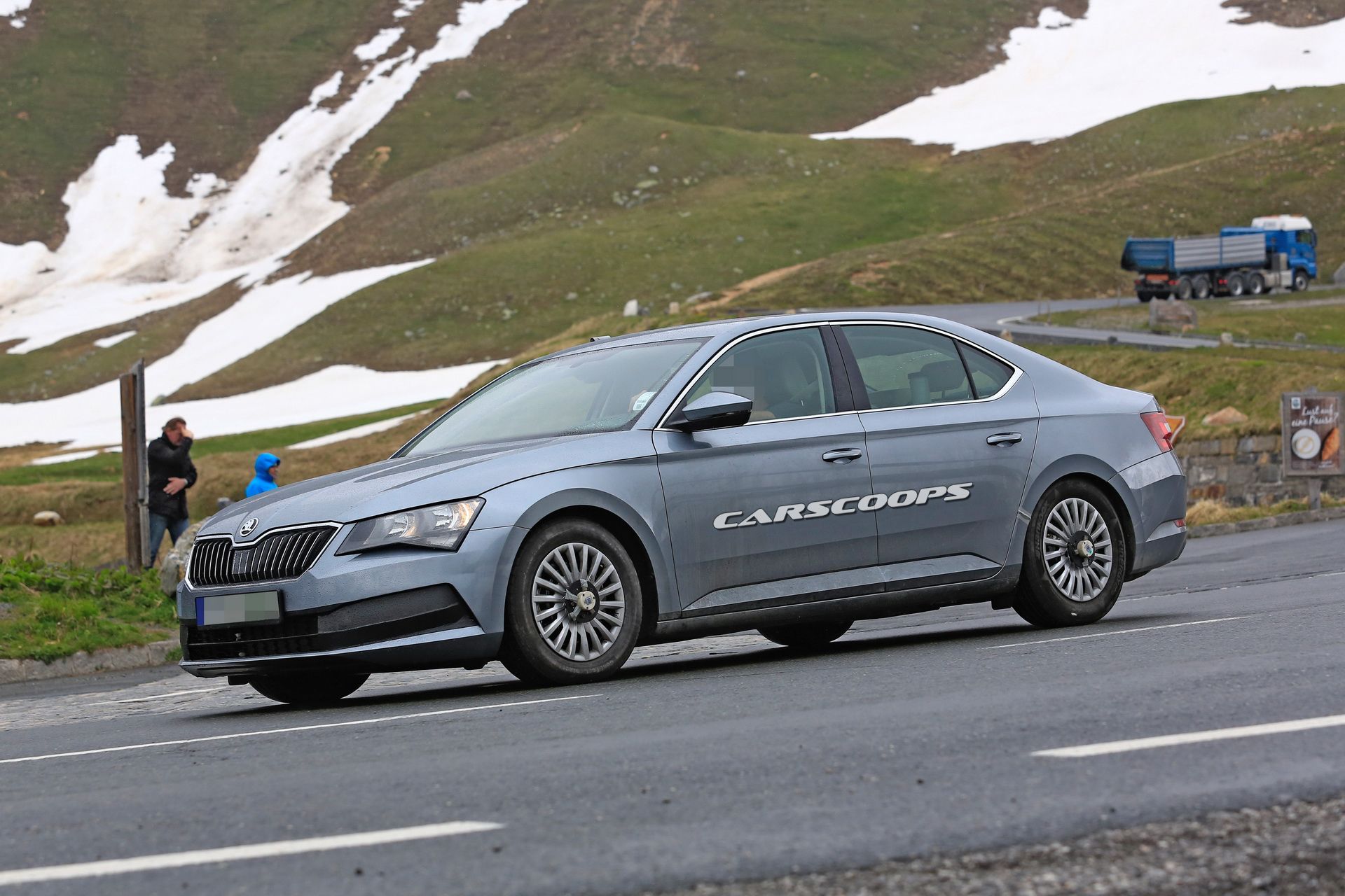 Skoda-Superb-FL-06 Facelifted 2019 Skoda Superb Caught Undisguised, Will Get A Hybrid Powertrain