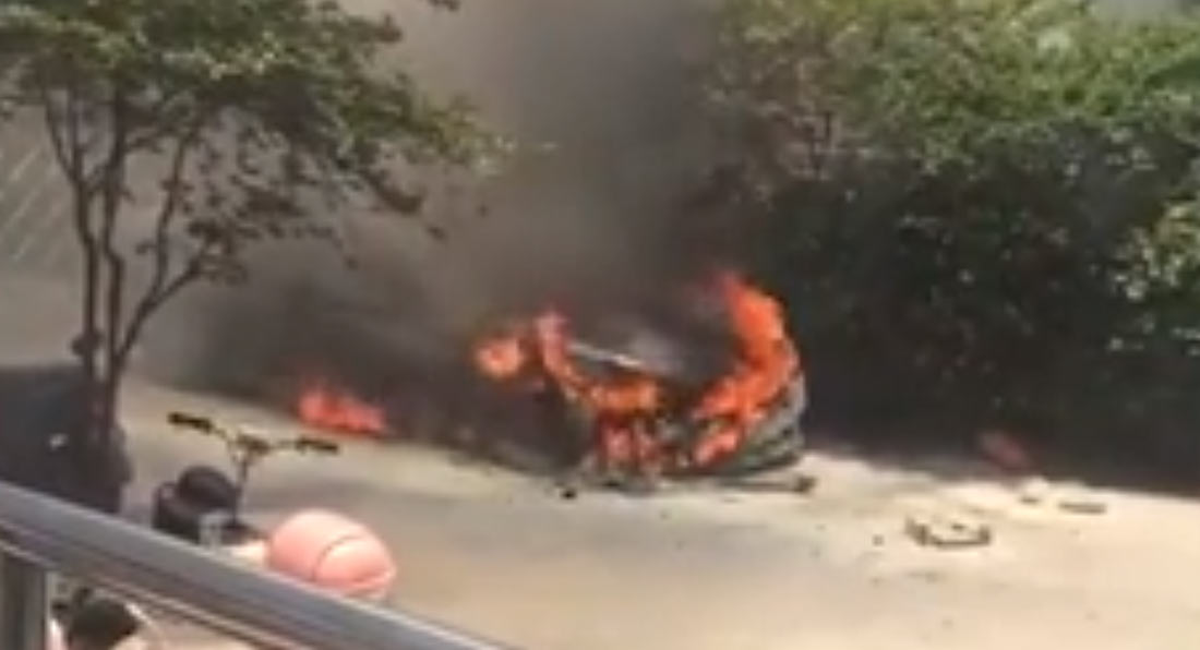 BMW-5-Series-China-Fire-3 Chinese Man Wants To Bless His New BMW 5-Series, Inferno Ensues