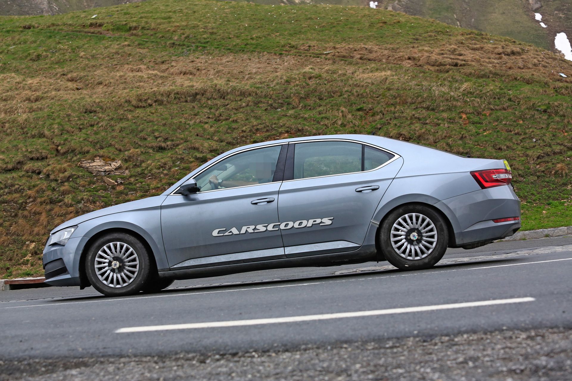 Skoda-Superb-FL-07 Facelifted 2019 Skoda Superb Caught Undisguised, Will Get A Hybrid Powertrain