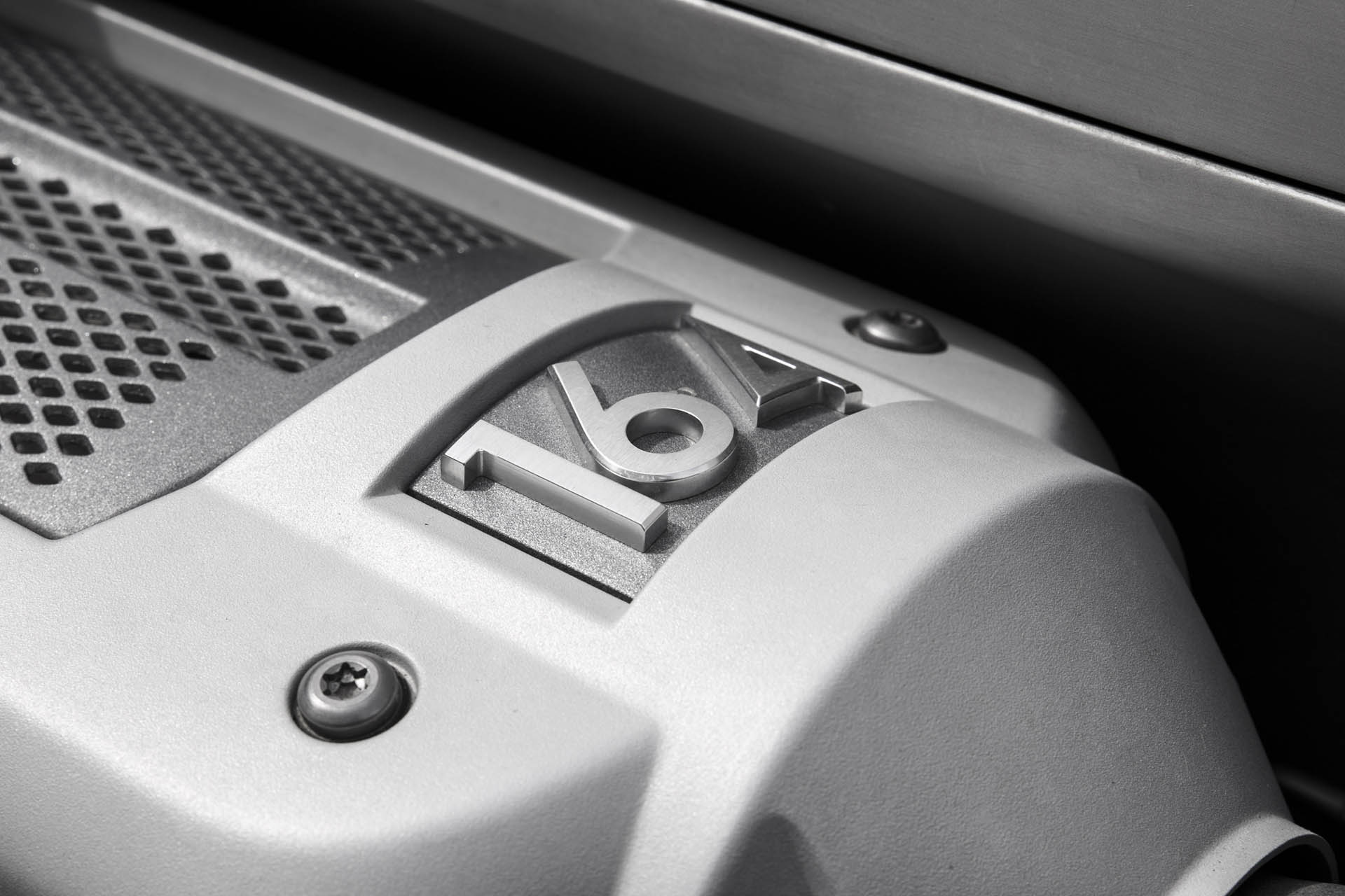 chrome-carbon-2008-bugatti-veyron-07 Chrome And Carbon Bugatti Veyron Would Sure Look Sweet In Your Driveway