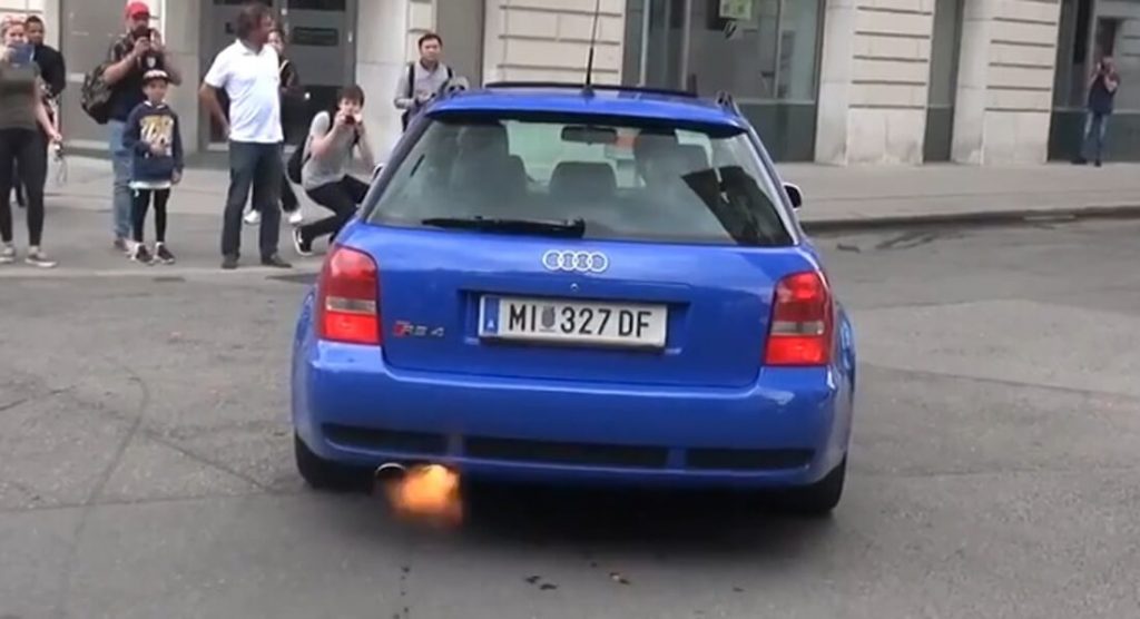  Audi RS4 Sounds Like A Machine Gun Driving Through Vienna’s Streets