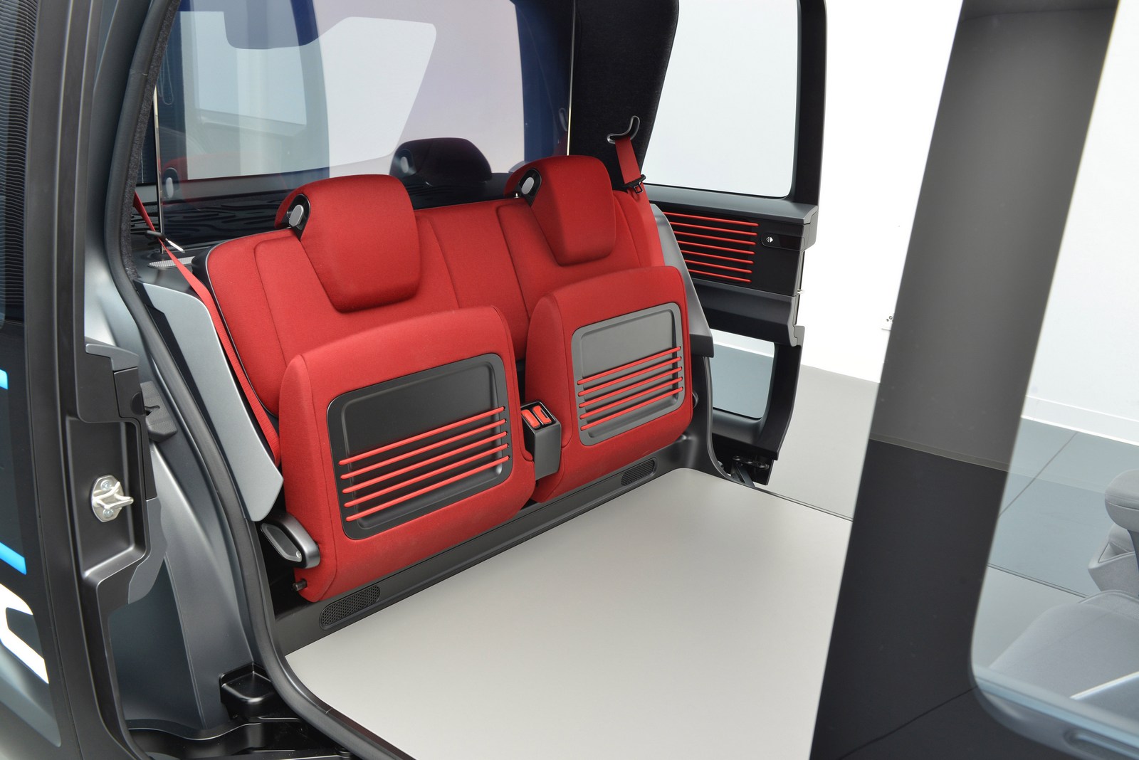 vw-sedric-concept-15 Watch Merkel And Chinese Premier Test Drive VW’s Autonomous SEDRIC Concept