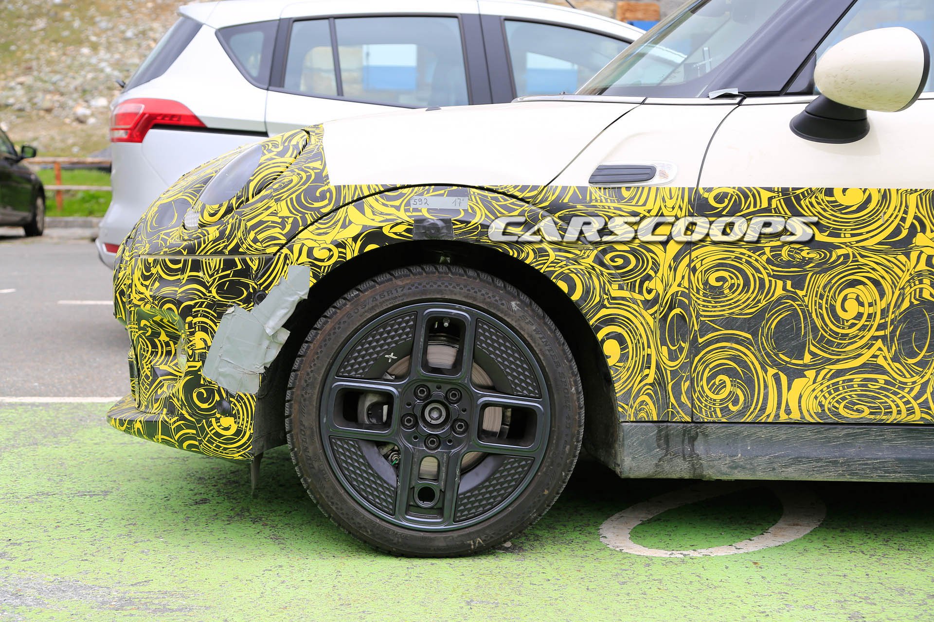 2019-MINI-EV-7 2019 MINI EV Teased, Will Have Enclosed Grille And Asymmetrical Four-Spoke Wheels