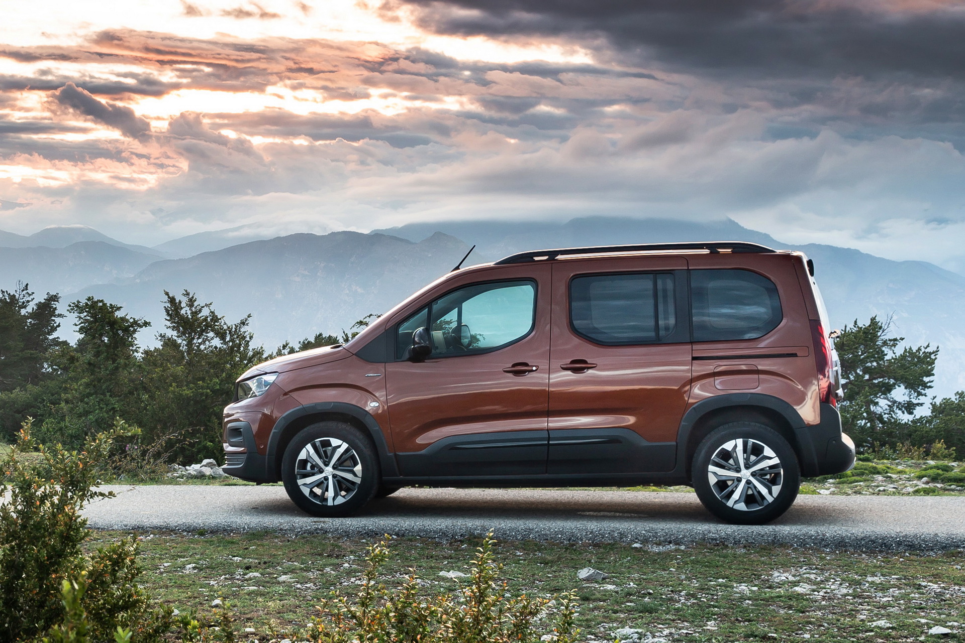 2019-peugeot-rifter-2 New Citroen Berlingo And Peugeot Rifter Go On Sale In The UK