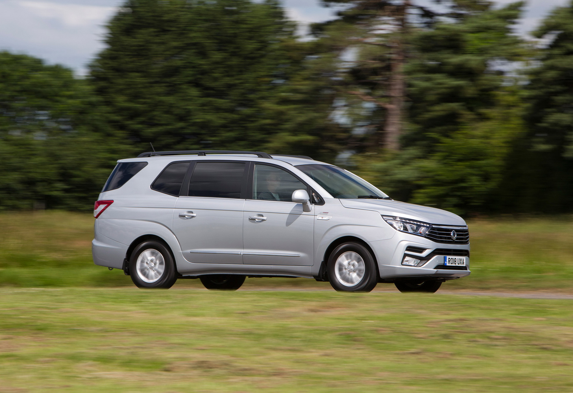 2019-ssangyong-turismo-mpv-1 Facelifted SsangYong Turismo Is Not The Prettiest MPV Out There
