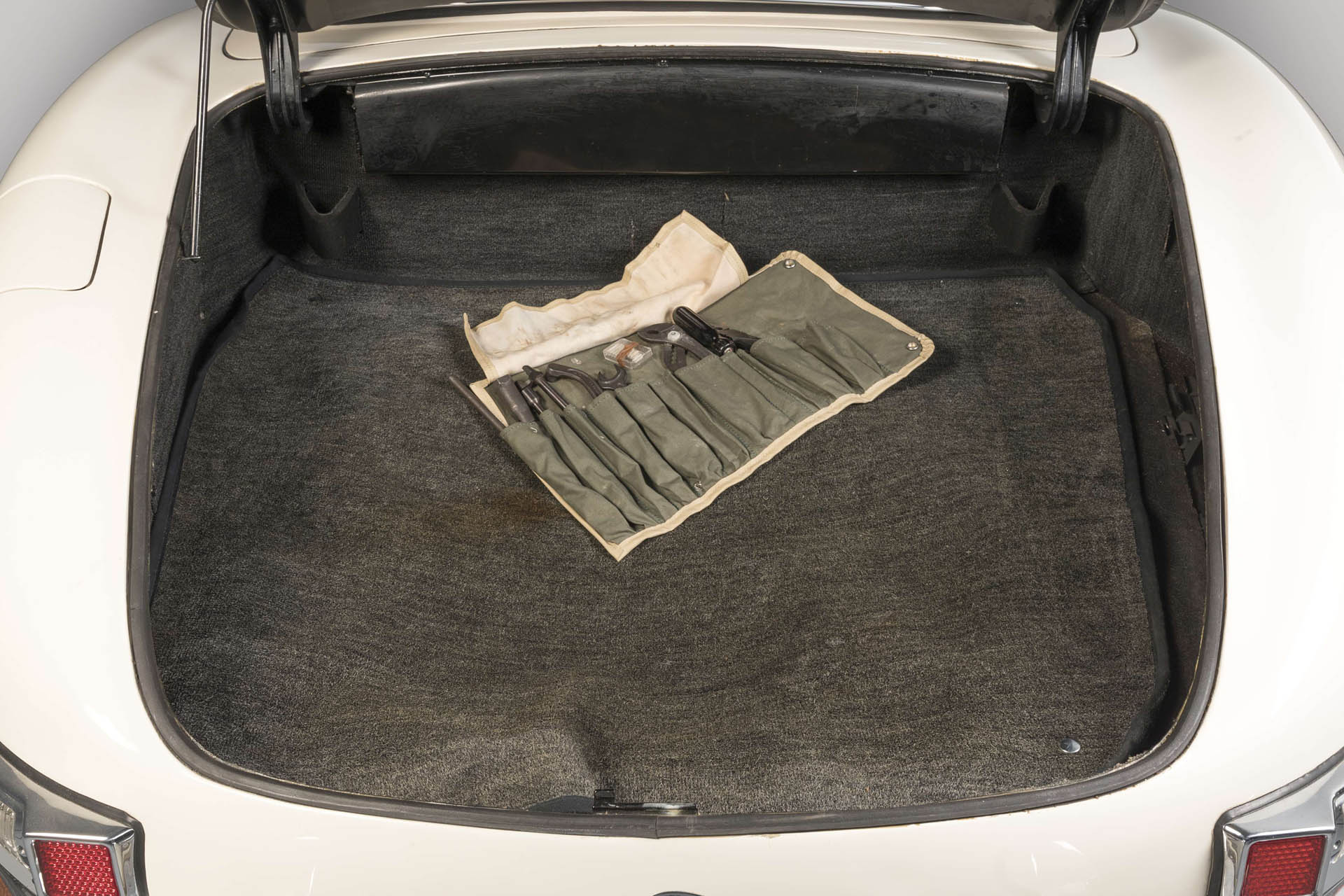 1963-Mercedes-Benz-300-SL-Roadster_23 This Factory-Fresh Mercedes 300 SL Doubled Its Estimate To Set A New World Record