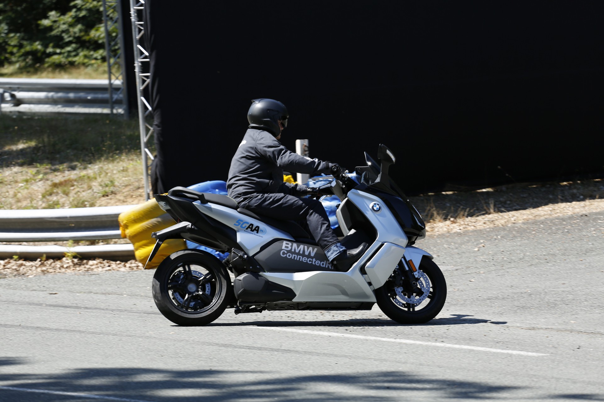 BMW-Ford-PSA-V2X-Demo-7 BMW, Ford And PSA Team Up To Showcase The Life Saving Benefits Of V2X Technology