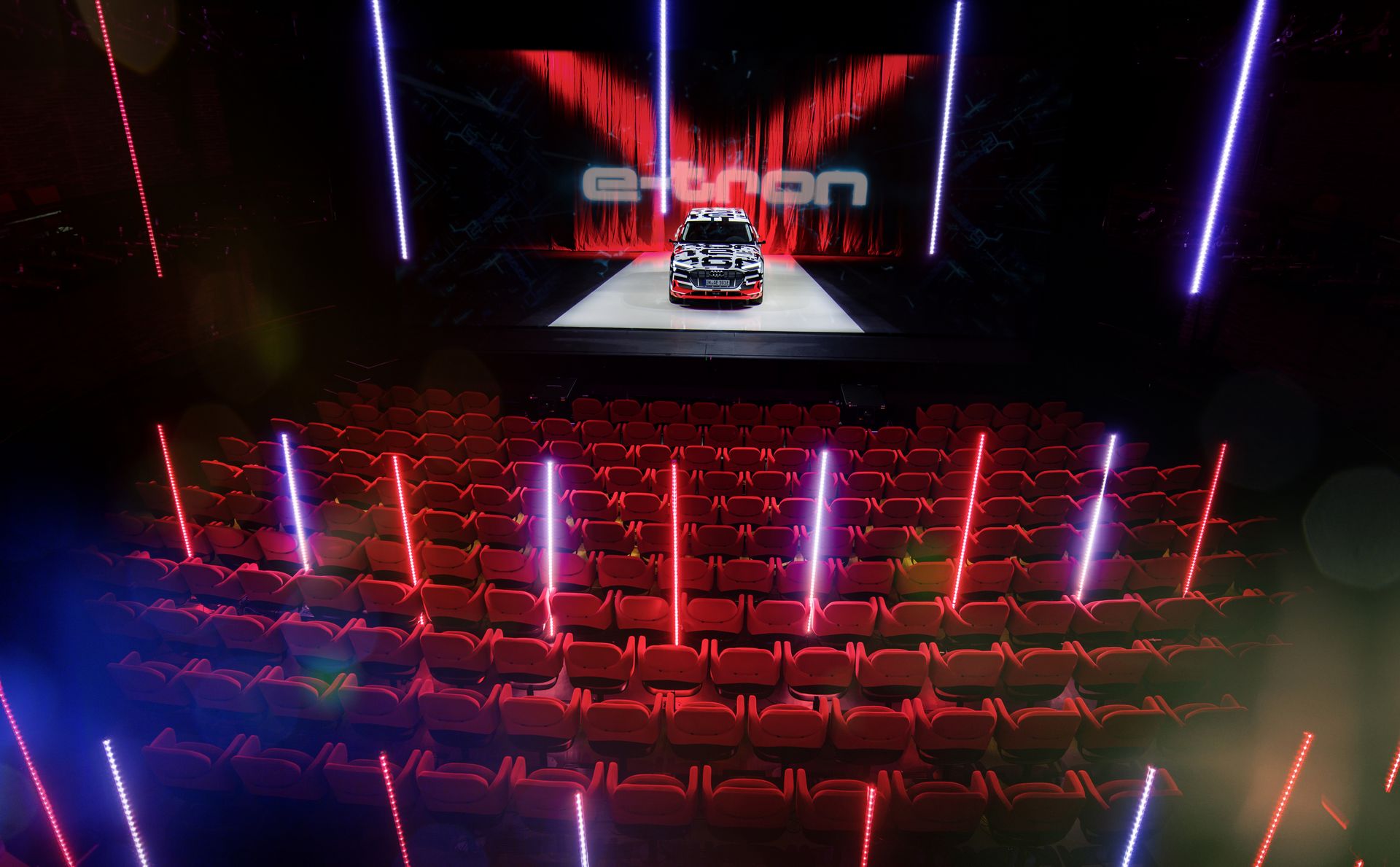 Audi-E-Tron-Interior-25 Audi Shows 2020 E-Tron Crossover’s Cabin That Gets Door Screens