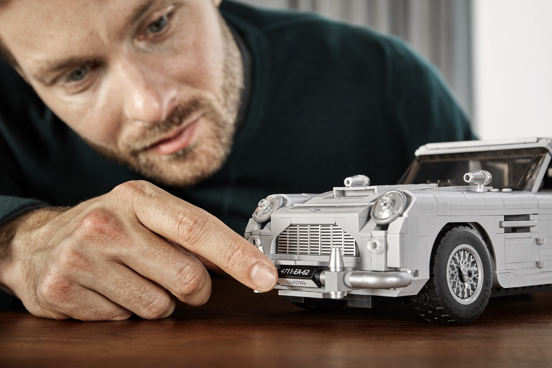 LEG0-Aston-Martin-DB5-71 LEGO’s James Bond Aston Martin DB5 Has A Working Ejector Seat