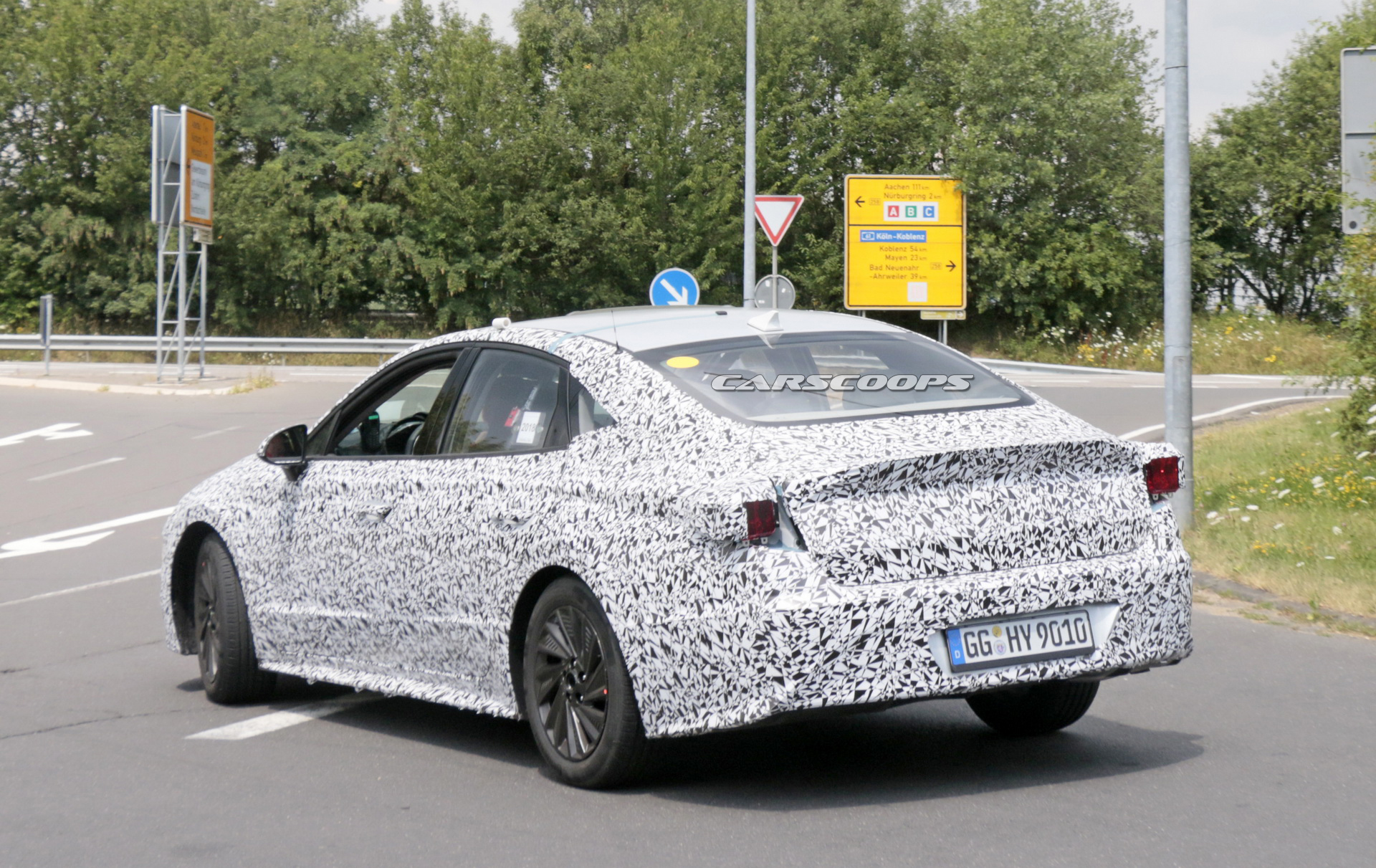 hyundai-sonata-i40-spy-first-time-10 All-New 2019 Hyundai i40 Spied With Sharper Looks, Could Preview Next Sonata Too