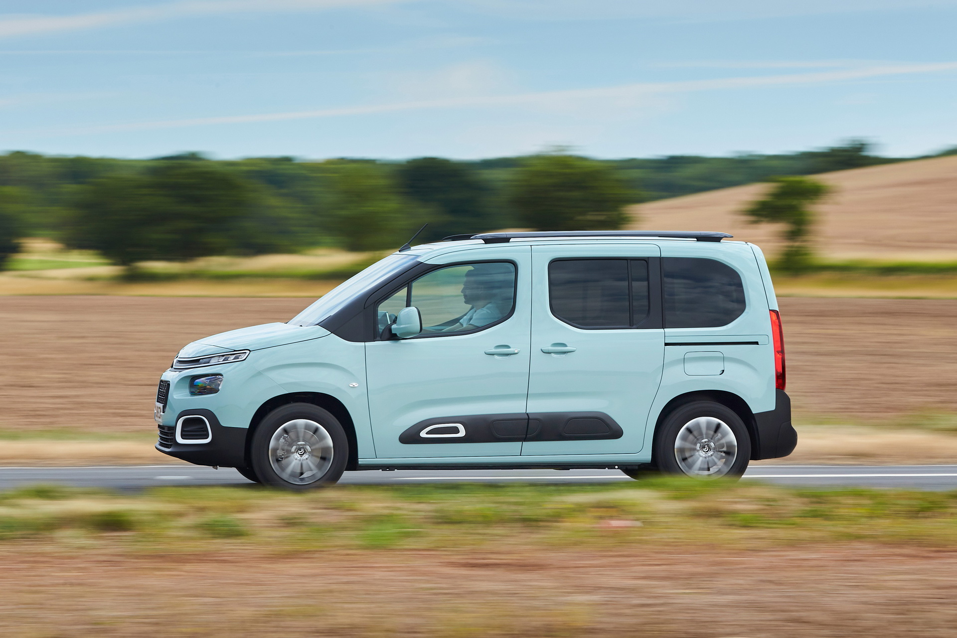 2019-citroen-berlingo-50 New Citroen Berlingo And Peugeot Rifter Go On Sale In The UK
