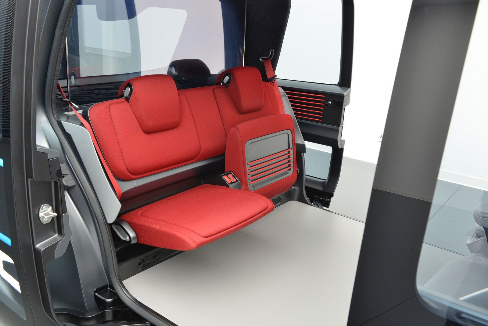 vw-sedric-concept-14 Watch Merkel And Chinese Premier Test Drive VW’s Autonomous SEDRIC Concept