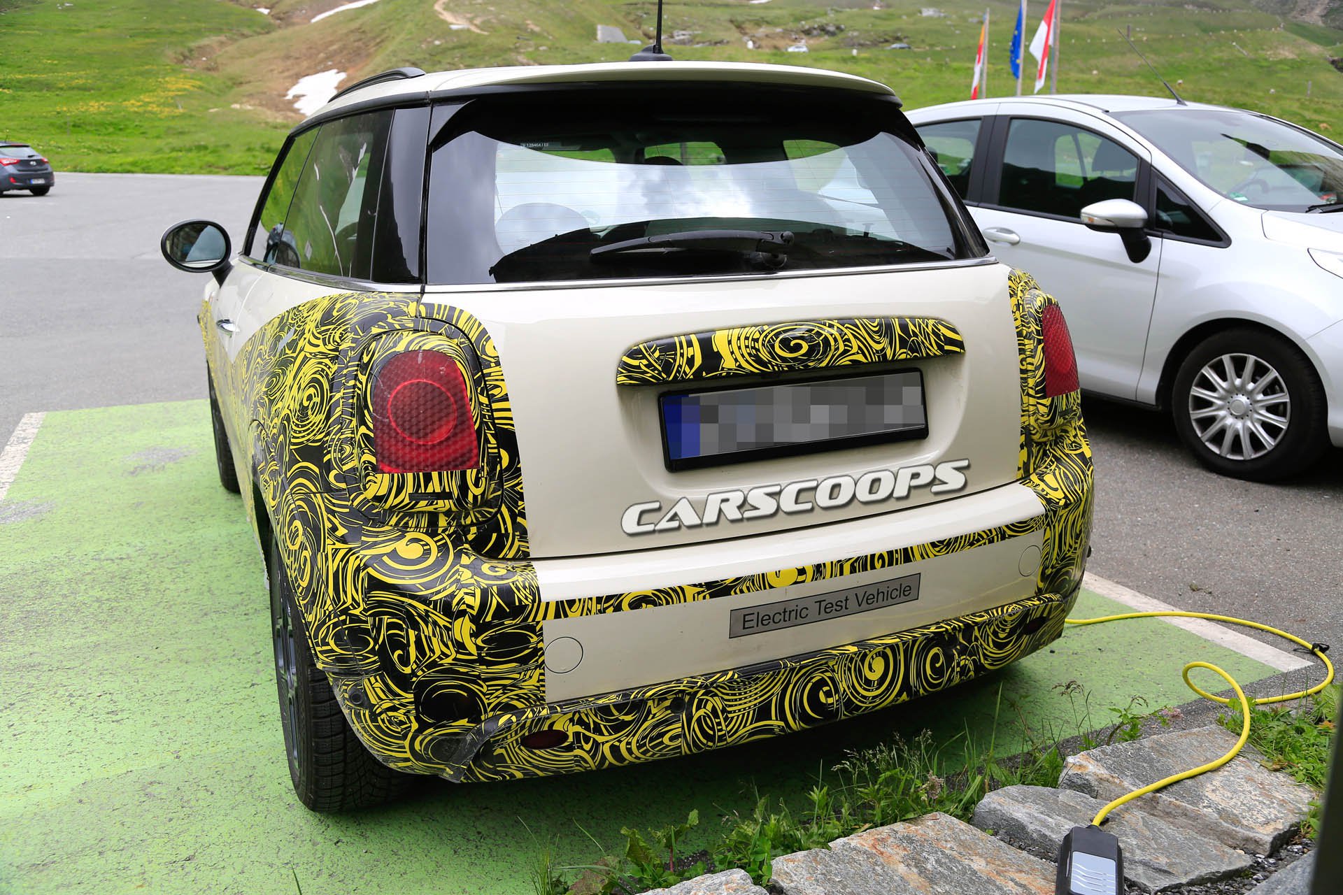 2019-MINI-EV-2 2019 MINI EV Teased, Will Have Enclosed Grille And Asymmetrical Four-Spoke Wheels