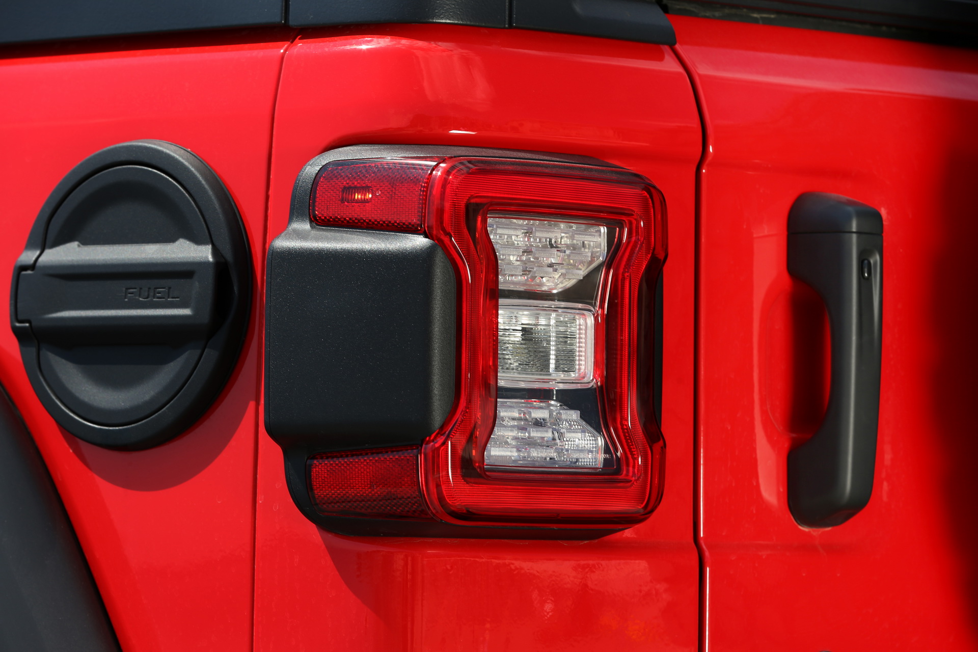 Jeep-Wrangler-06 Euro-spec Jeep Wrangler Detailed, Will Feature 197HP 4-Cylinder Diesel