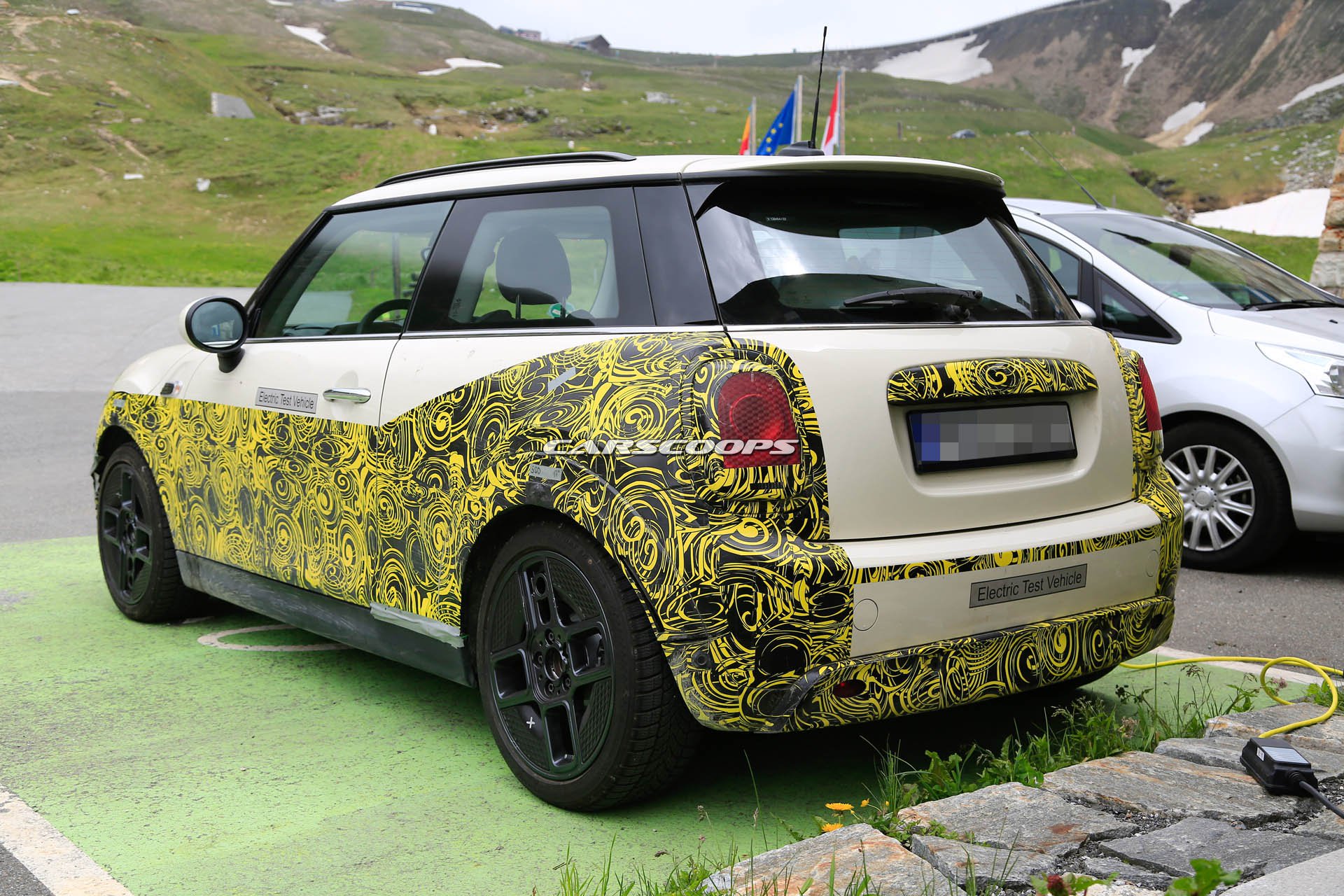 2019-MINI-EV-11 2019 MINI EV Teased, Will Have Enclosed Grille And Asymmetrical Four-Spoke Wheels