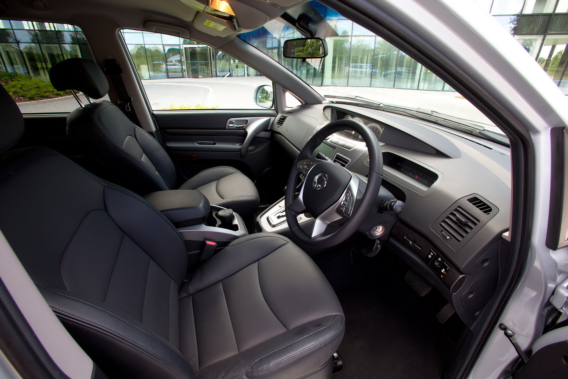 2019-ssangyong-turismo-mpv-7 Facelifted SsangYong Turismo Is Not The Prettiest MPV Out There