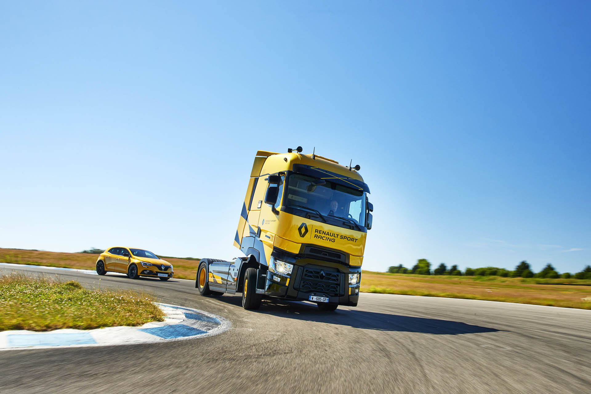 renault-t-high-renault-sport-racing-edition-08 Renault T High RS Racing Edition Is By No Means A Hot Hatch