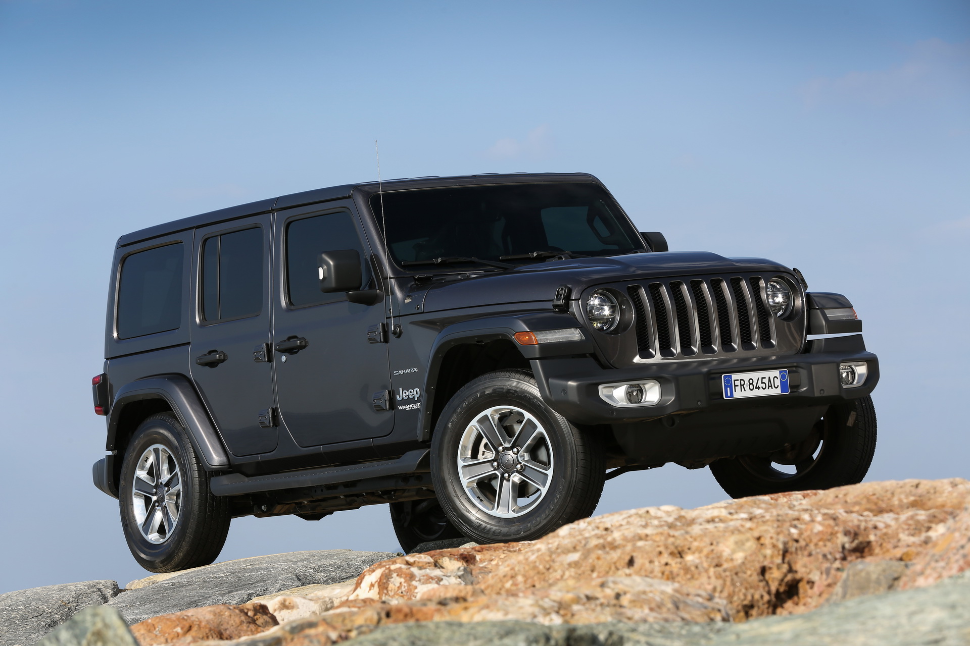 Jeep-Wrangler-63 Euro-spec Jeep Wrangler Detailed, Will Feature 197HP 4-Cylinder Diesel