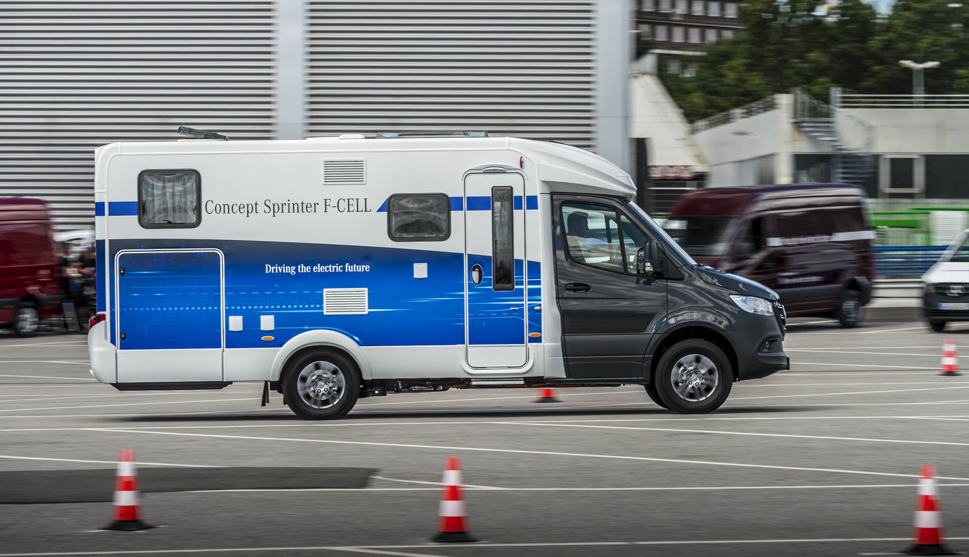eDrive@VANs next level: Lokal emissionsfreie Mobilität im Praxischeck: eVito und eSprinter fit für den urbanen Einsatz Mercedes Concept Sprinter F-Cell Drops An H-Bomb On The Big Van