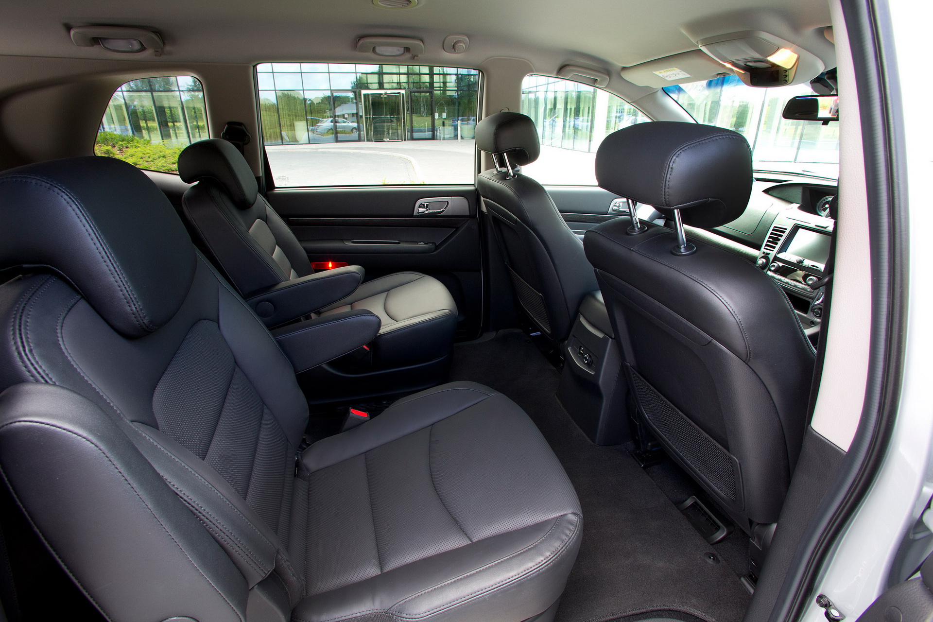 2019-ssangyong-turismo-mpv-8 Facelifted SsangYong Turismo Is Not The Prettiest MPV Out There