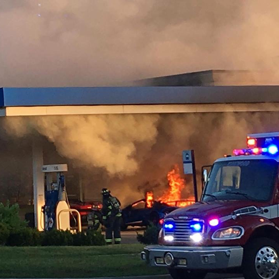 lamborghini-huracan-performante-fire-gas-station-5 Lamborghini Huracan Performante Burns To A Crisp At A Gas Station In The US