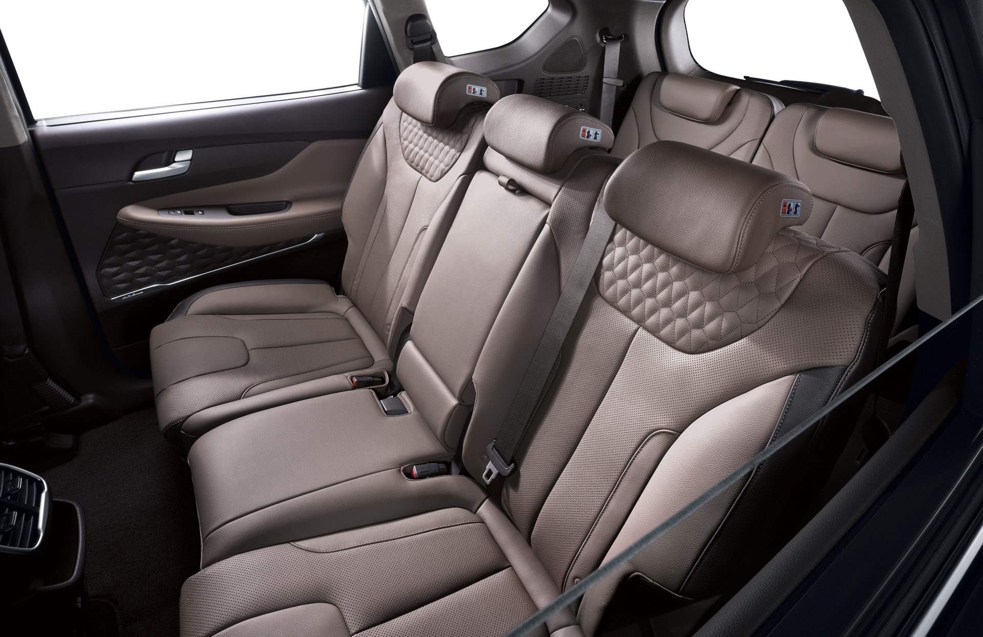 Hyundai-SantaFe-05 New Hyundai Santa Fe Arrives In The UK With A Single Diesel Option, From £33,425