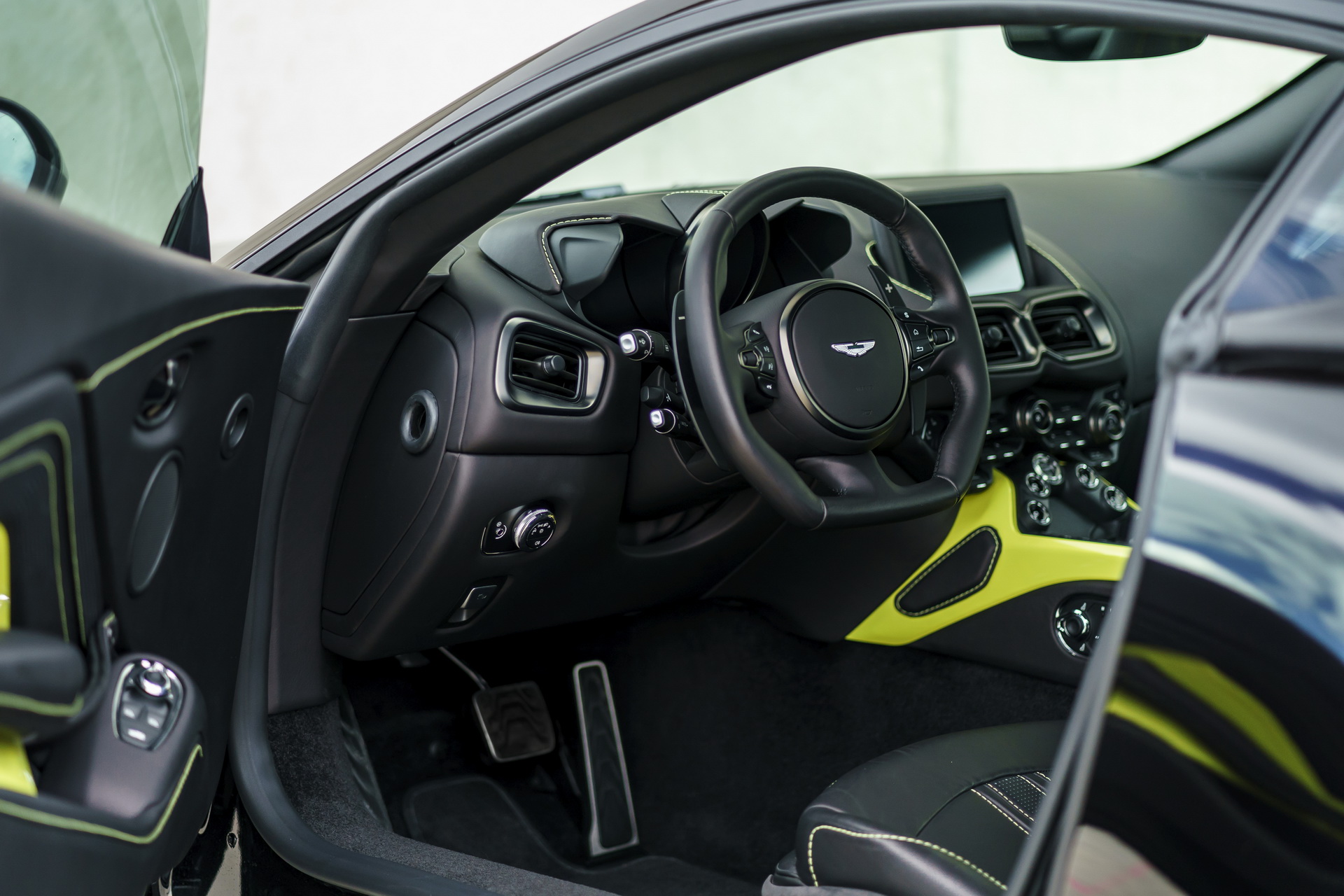 Aston_Martin_V8_Vantage_AML_1_15 Aston Martin To Introduce Manual Vantage This Time Next Year