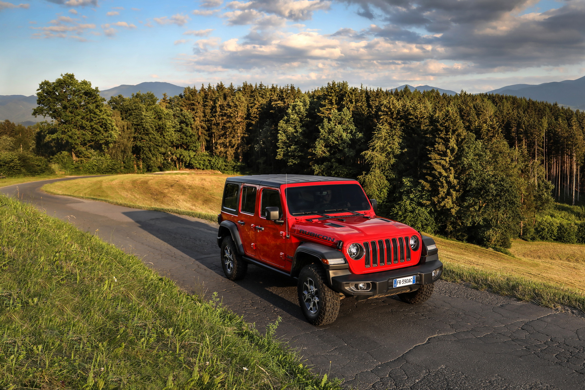 Jeep-Wrangler-49 Euro-spec Jeep Wrangler Detailed, Will Feature 197HP 4-Cylinder Diesel