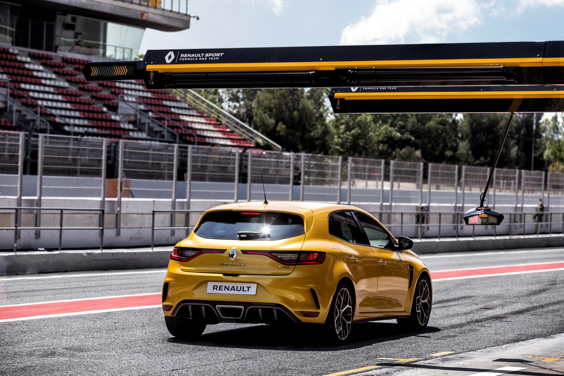 2019-renault-megane-rs-trophy-5 New Renault Megane RS Trophy With 296HP Is The Most Potent And Extreme Version Yet