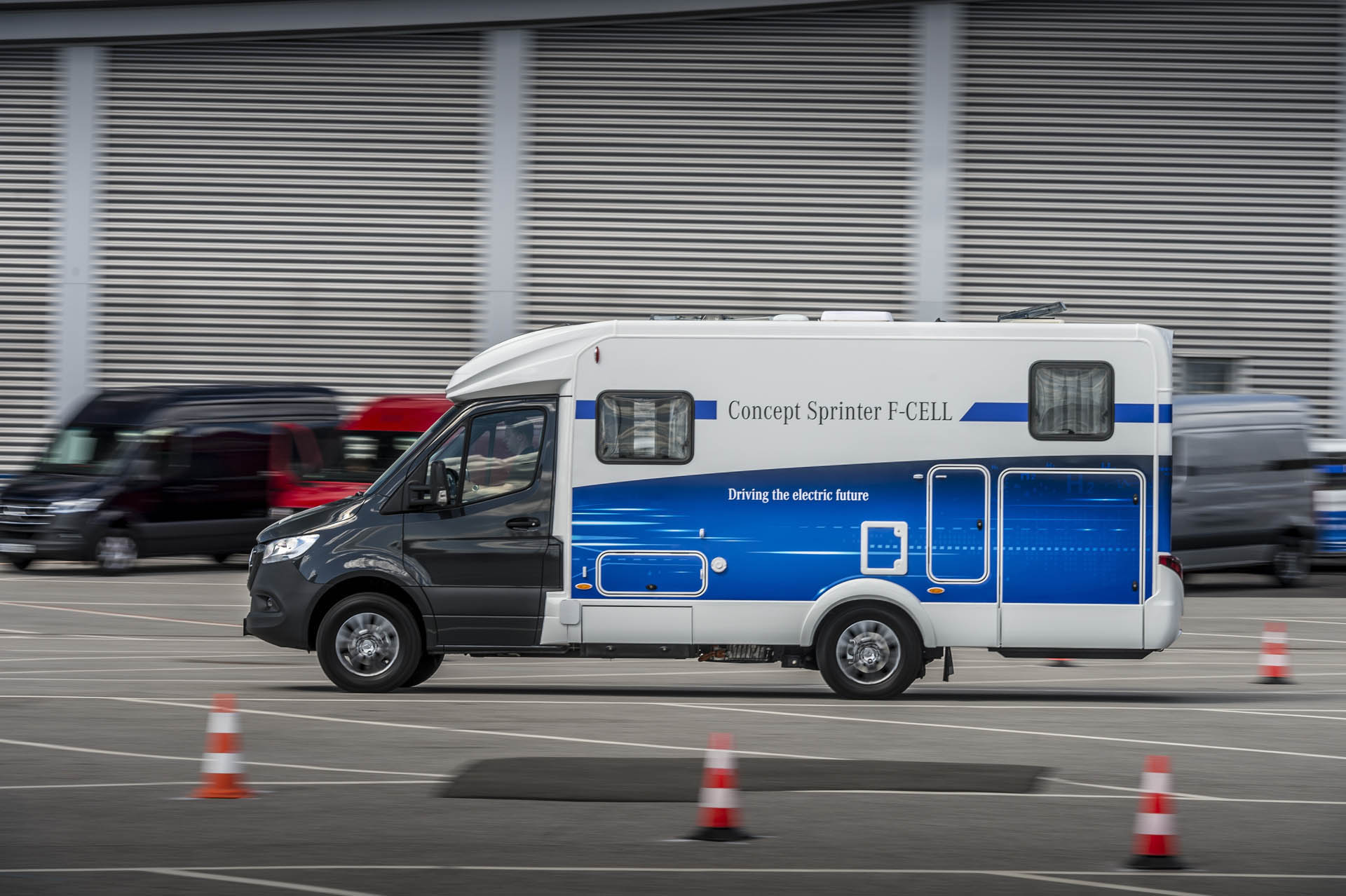 eDrive@VANs next level: Lokal emissionsfreie Mobilität im Praxischeck: eVito und eSprinter fit für den urbanen Einsatz Mercedes Concept Sprinter F-Cell Drops An H-Bomb On The Big Van