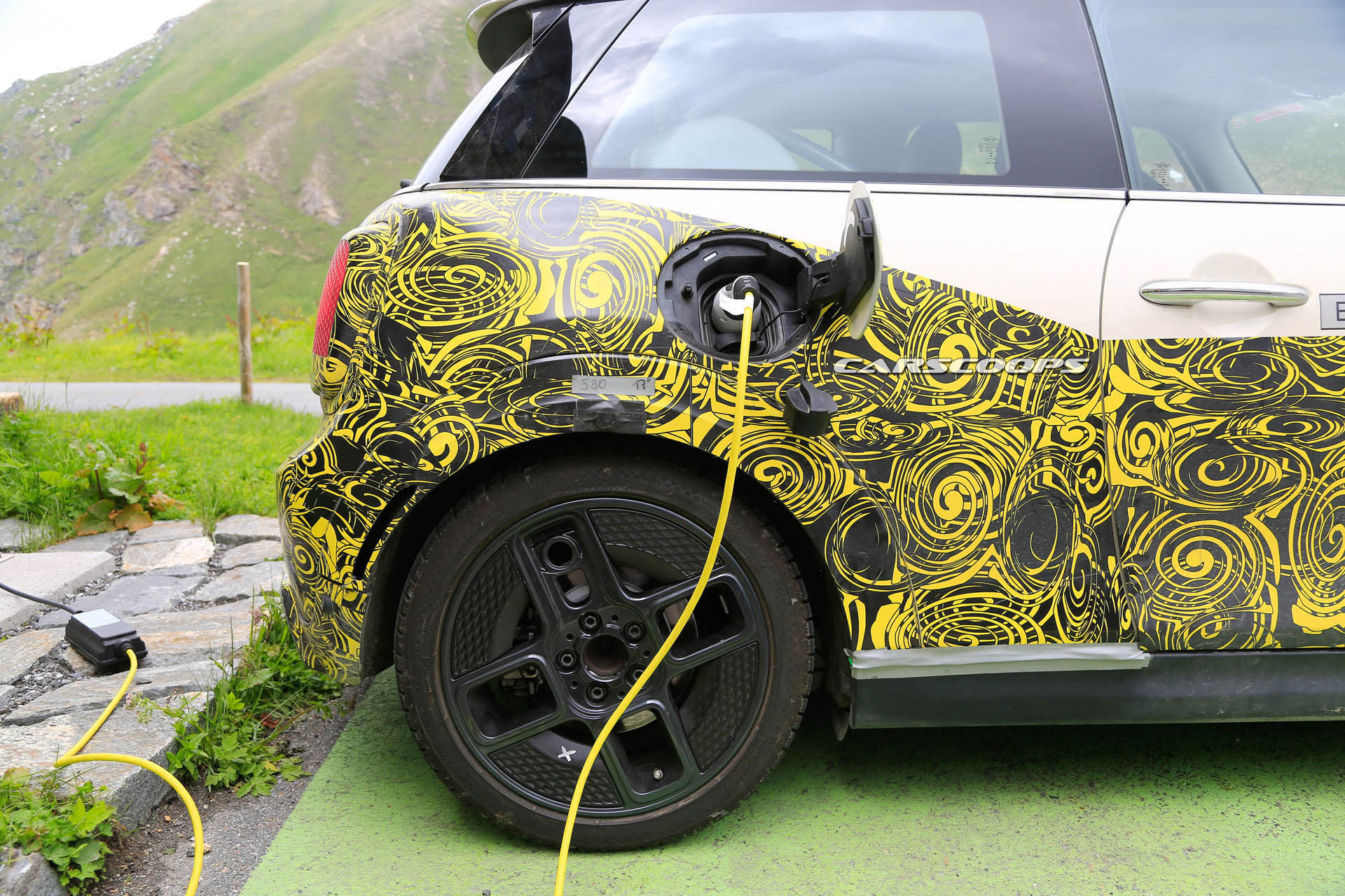 2019-MINI-EV-9 2019 MINI EV Teased, Will Have Enclosed Grille And Asymmetrical Four-Spoke Wheels