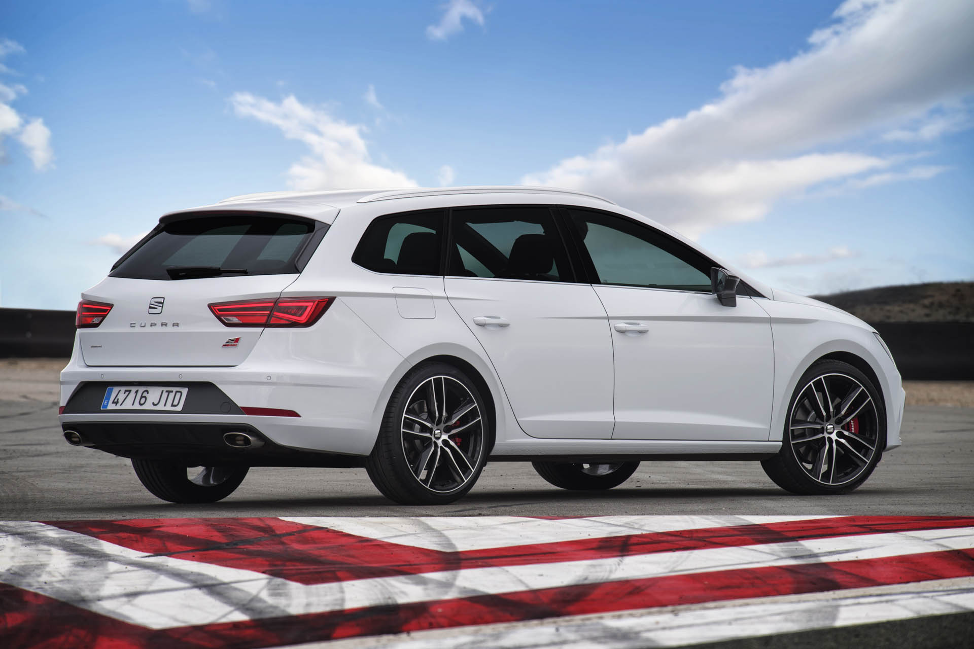 New-SEAT-Leon-Cupra-300-007H_O_HD copy Leon Cupra ST Wagon Now Seat’s Most Powerful Model