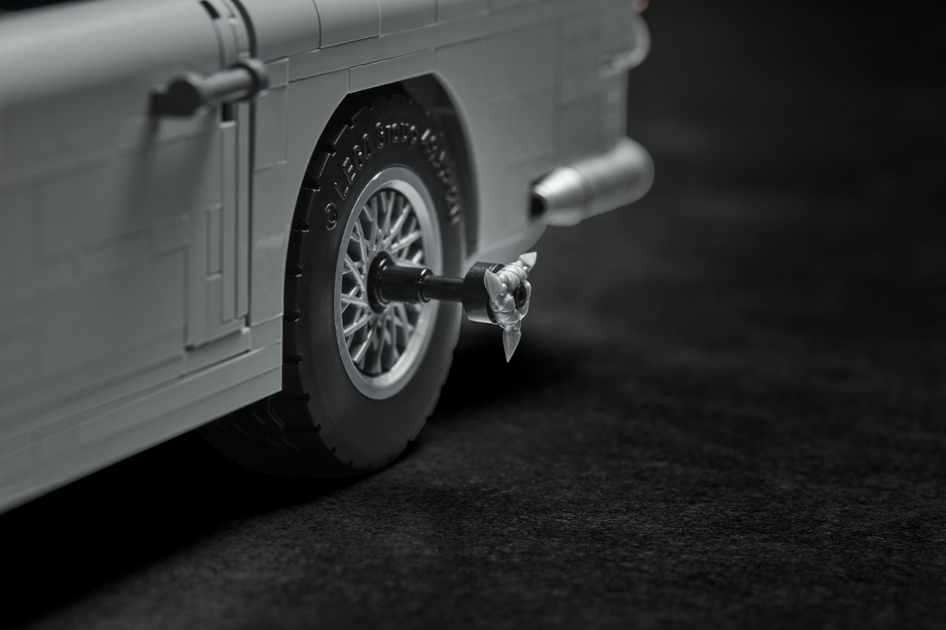 LEG0-Aston-Martin-DB5-47 LEGO’s James Bond Aston Martin DB5 Has A Working Ejector Seat