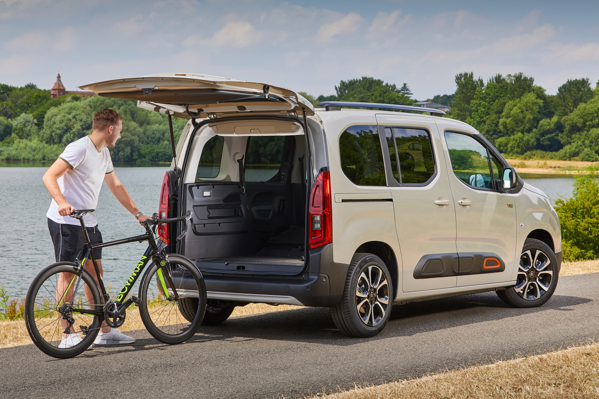 2019-citroen-berlingo-22 New Citroen Berlingo And Peugeot Rifter Go On Sale In The UK