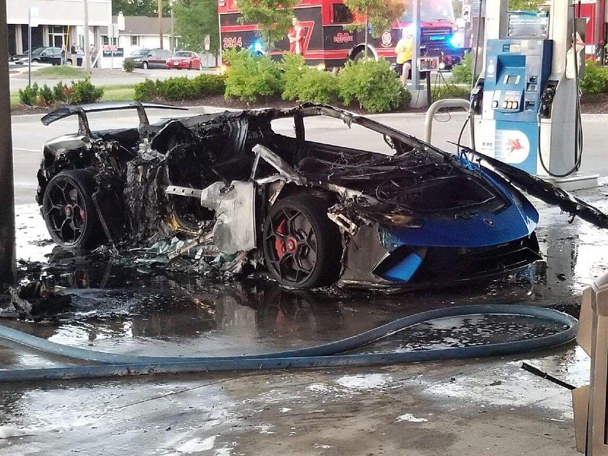 lamborghini-huracan-performante-fire-gas-station-2 Lamborghini Huracan Performante Burns To A Crisp At A Gas Station In The US